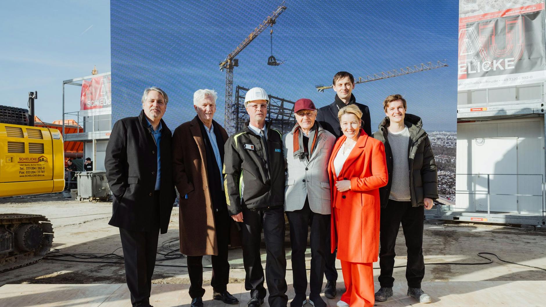 Berlins Wirtschaftssenatorin Franziska Giffey (r. v.) neben Ekkehard Streletzki (l. mit Schal) und Maxim Streletzki (g. r.). Dahinter Neuköllns Bürgermeister Martin Hikel.