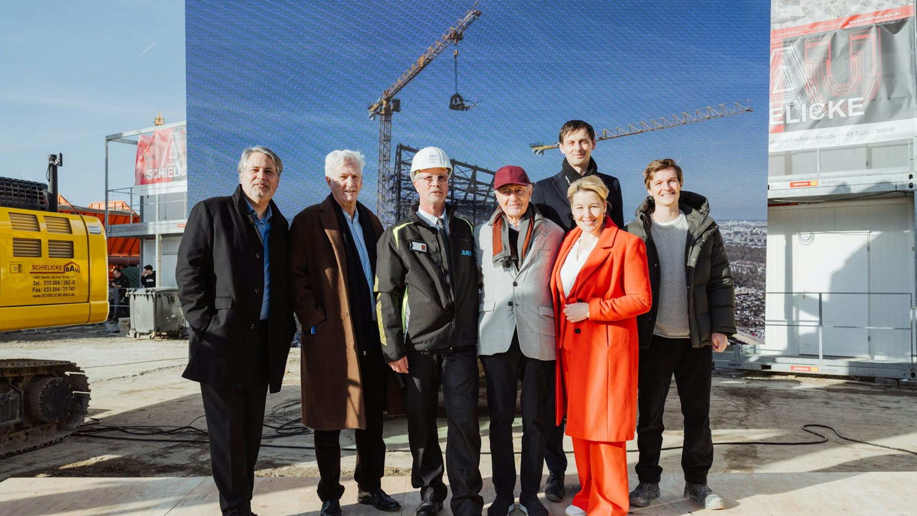 Berlins Wirtschaftssenatorin Franziska Giffey (r. v.) neben Ekkehard Streletzki (l. mit Schal) und Maxim Streletzki (g. r.). Dahinter Neuköllns Bürgermeister Martin Hikel.