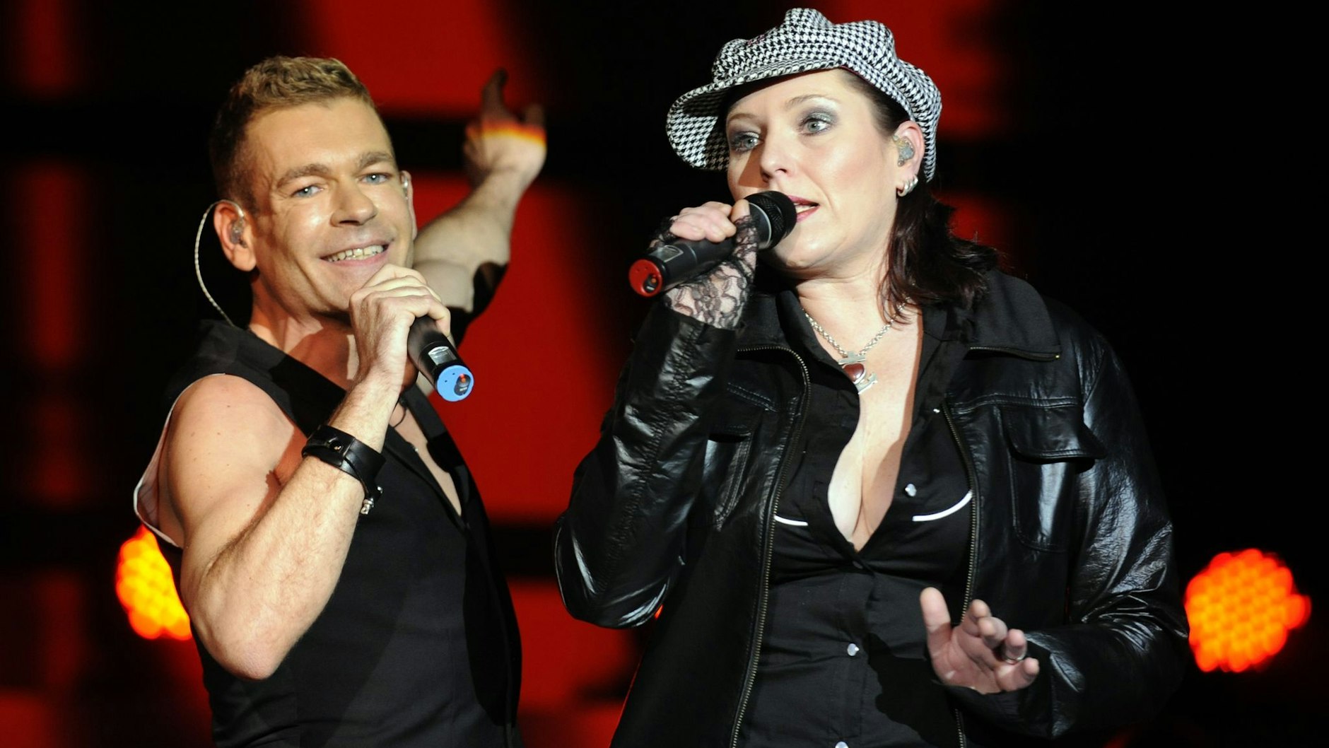 Sängerin Anna R. und der Sänger Peter Plate der Berliner Band Rosenstolz stehen in der Columbiahalle in Berlin auf der Bühne.