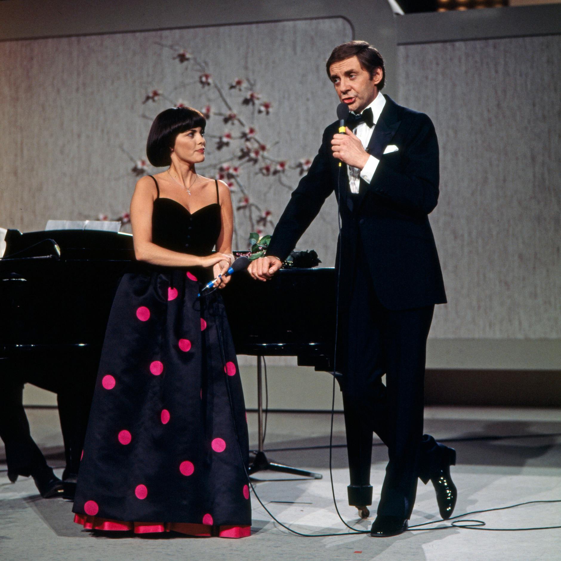 Ende der 70er moderierte Entertainer Harald Juhnke die Fernsehshow „Musik ist Trumpf“ – hier singt er mit Mireille Mathieu.