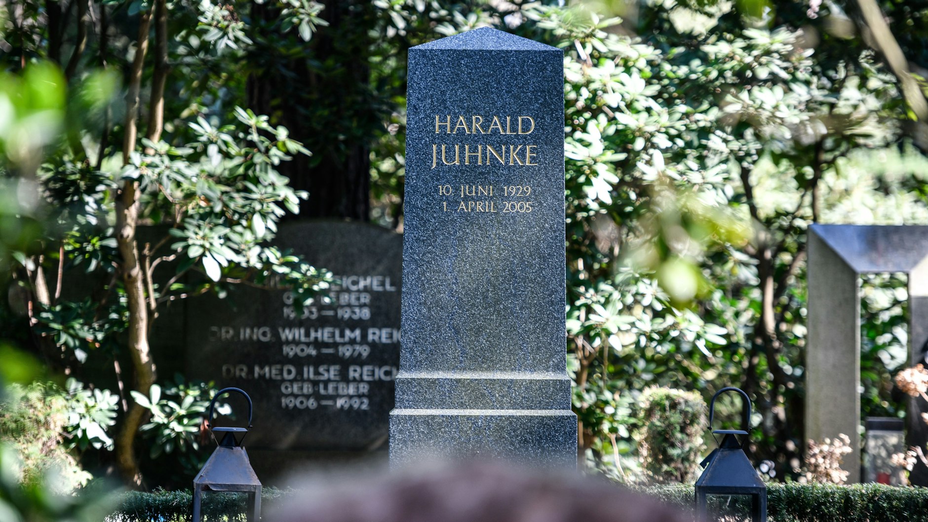 Das Grab von Harald Juhnke auf dem Waldfriedhof Dahlem. Sein Grab wurde auf die Liste der Ehrengräber Berlins gesetzt.