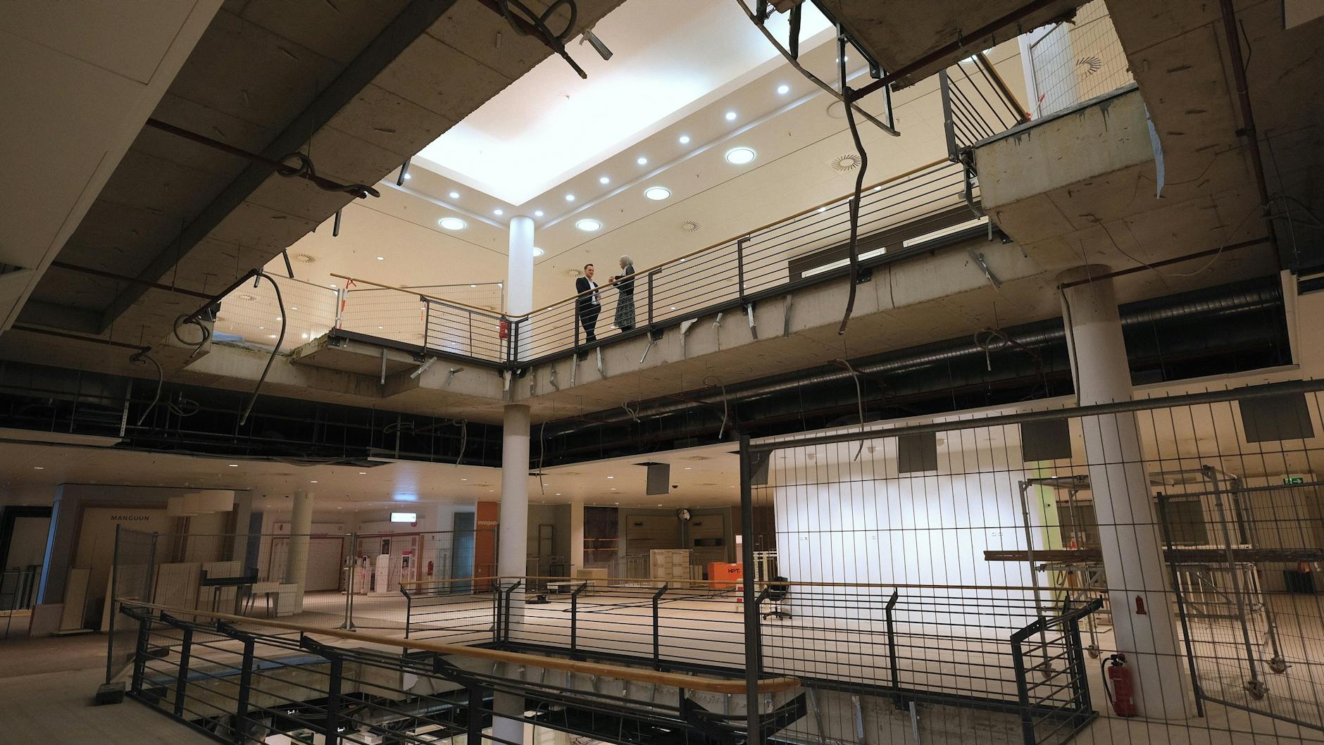 Blick in das Innere des ehemaligen Kaufhofes im Ring-Center III in Berlin-Lichtenberg. Das Haus wird gerade für die neuen Mieter saniert. In die erste Etage zieht Woolworth.