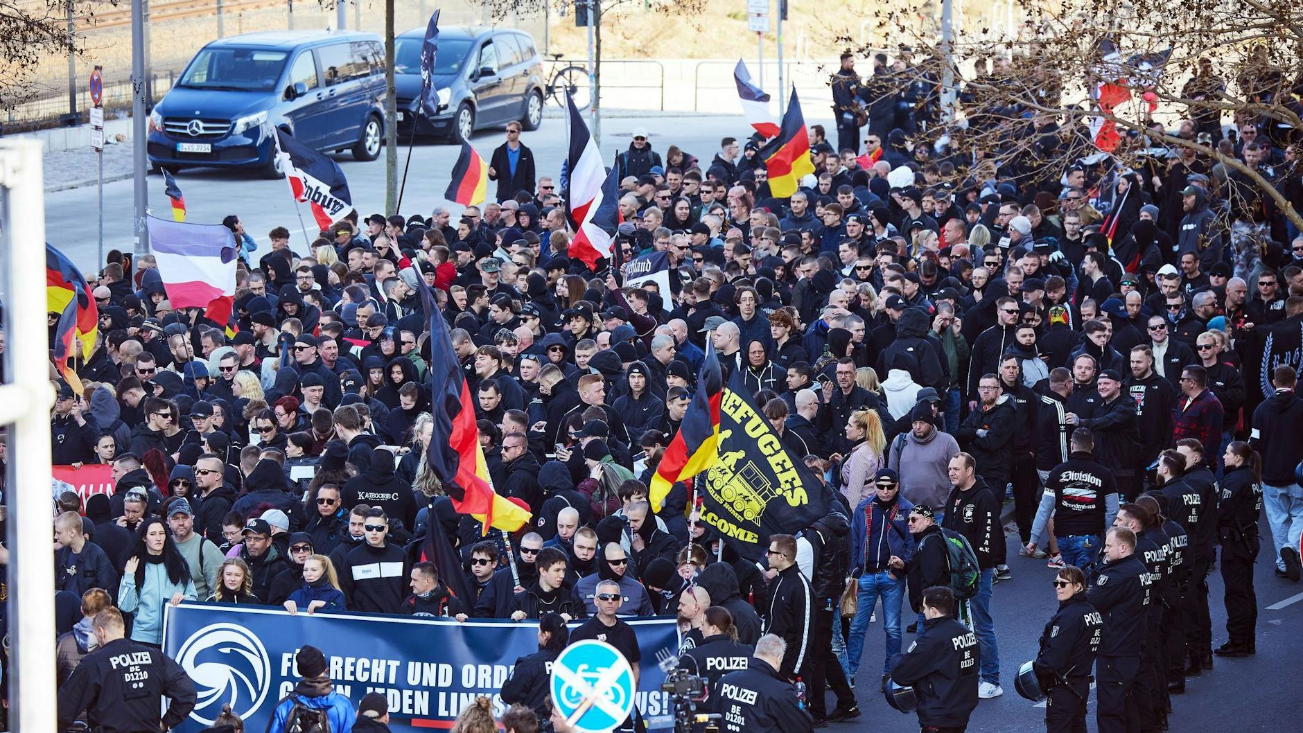 Im Februar kam es am S-Bahnhof Ostkreuz zu einem Aufmarsch von rund 150 jungen Neonazis. Sie demonstrierten für Recht und Ordnung und gegen Linksextremismus. Die Polizei löste den Zug auf.