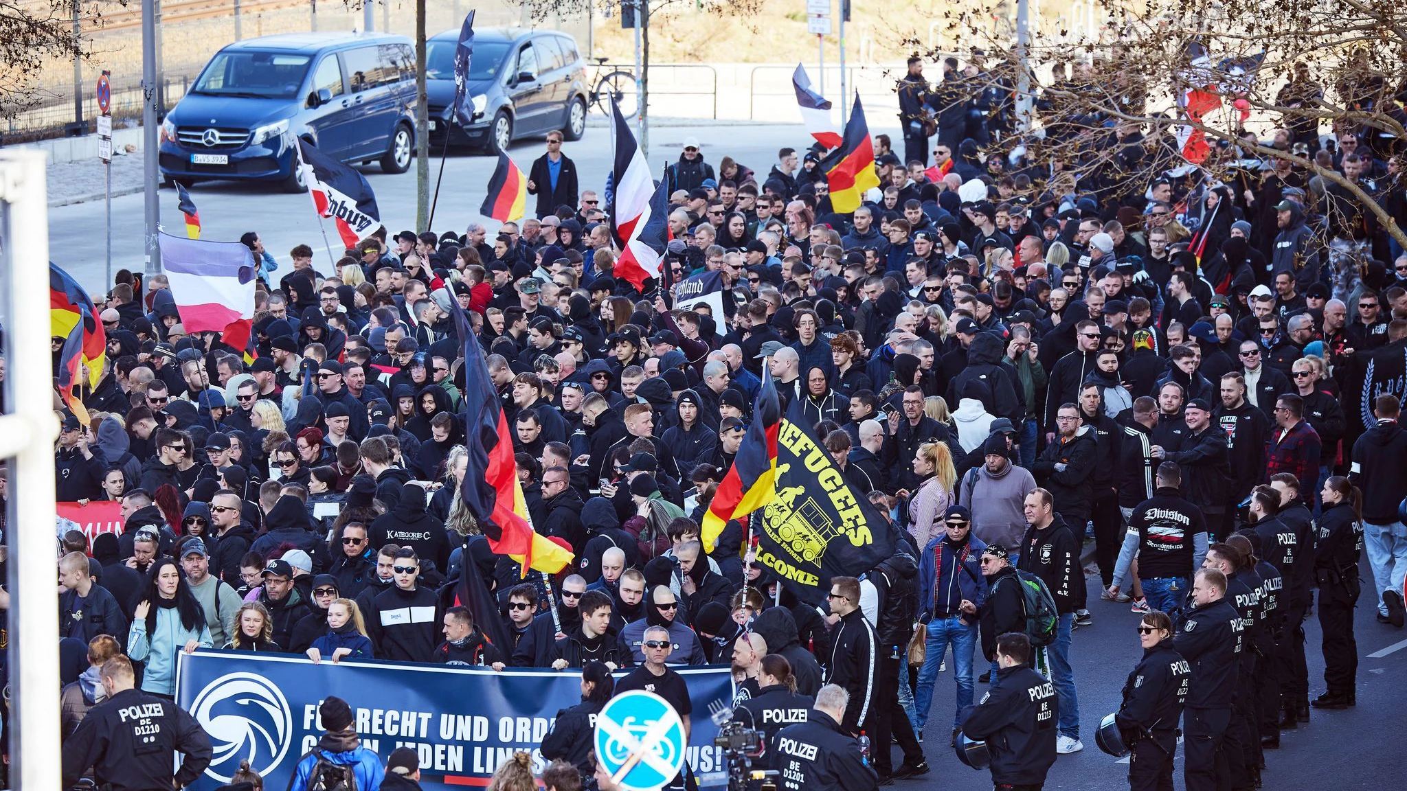 Im Februar kam es am S-Bahnhof Ostkreuz zu einem Aufmarsch von rund 150 jungen Neonazis. Sie demonstrierten für Recht und Ordnung und gegen Linksextremismus. Die Polizei löste den Zug auf.