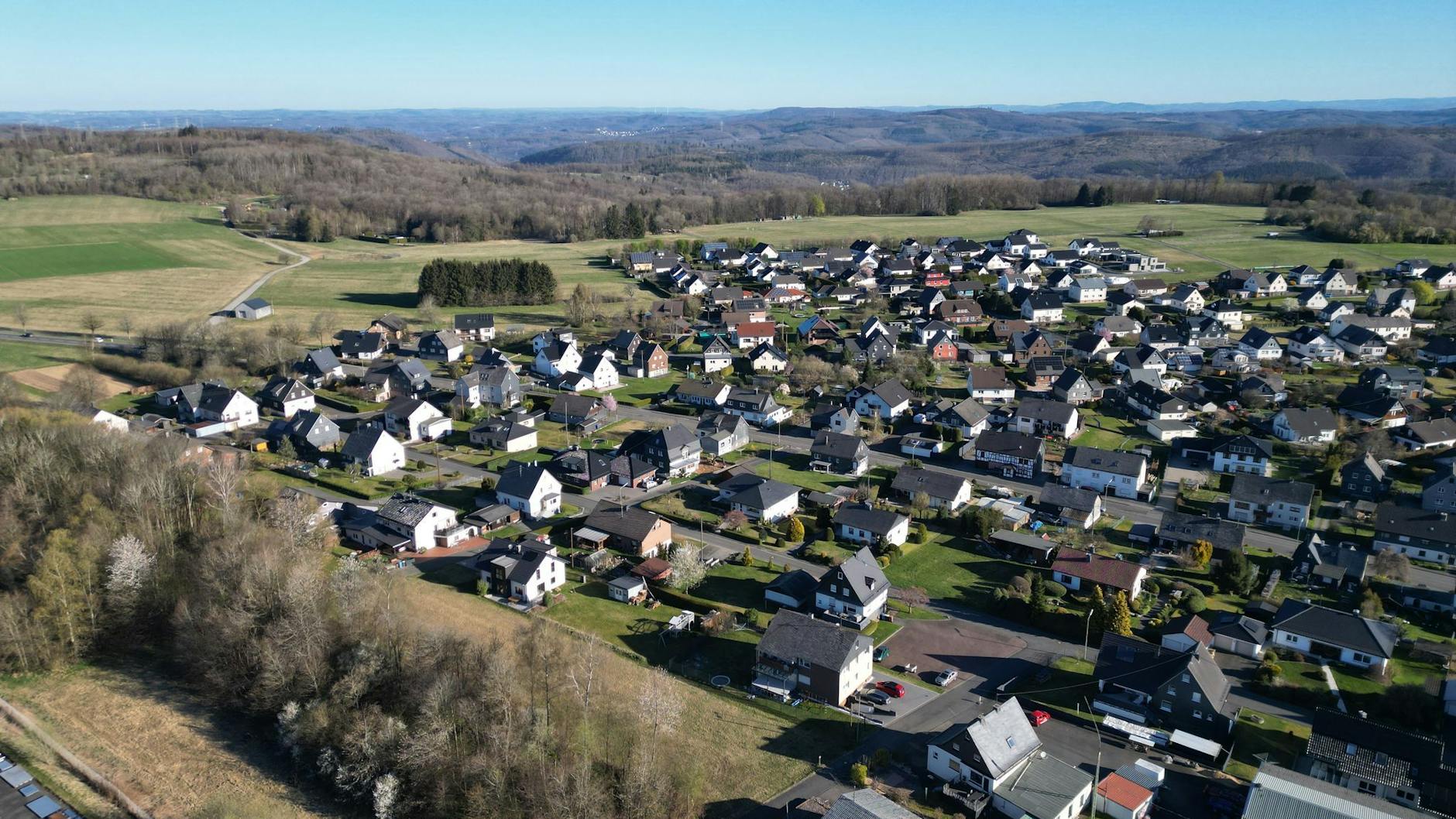 Die schreckliche Bluttat schockiert den gesamten Ort Weitefeld. Die Anwohner haben auch Angst, weil der Mörder aus dem Westerwald noch auf der Flucht ist.