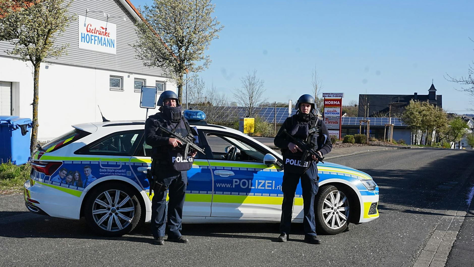 In einem Einfamilienhaus in Weitefeld im Westerwald tötete ein Mann eine Familie. Die Polizei sperrte den Tatort am vergangenen Sonntag großräumig ab.