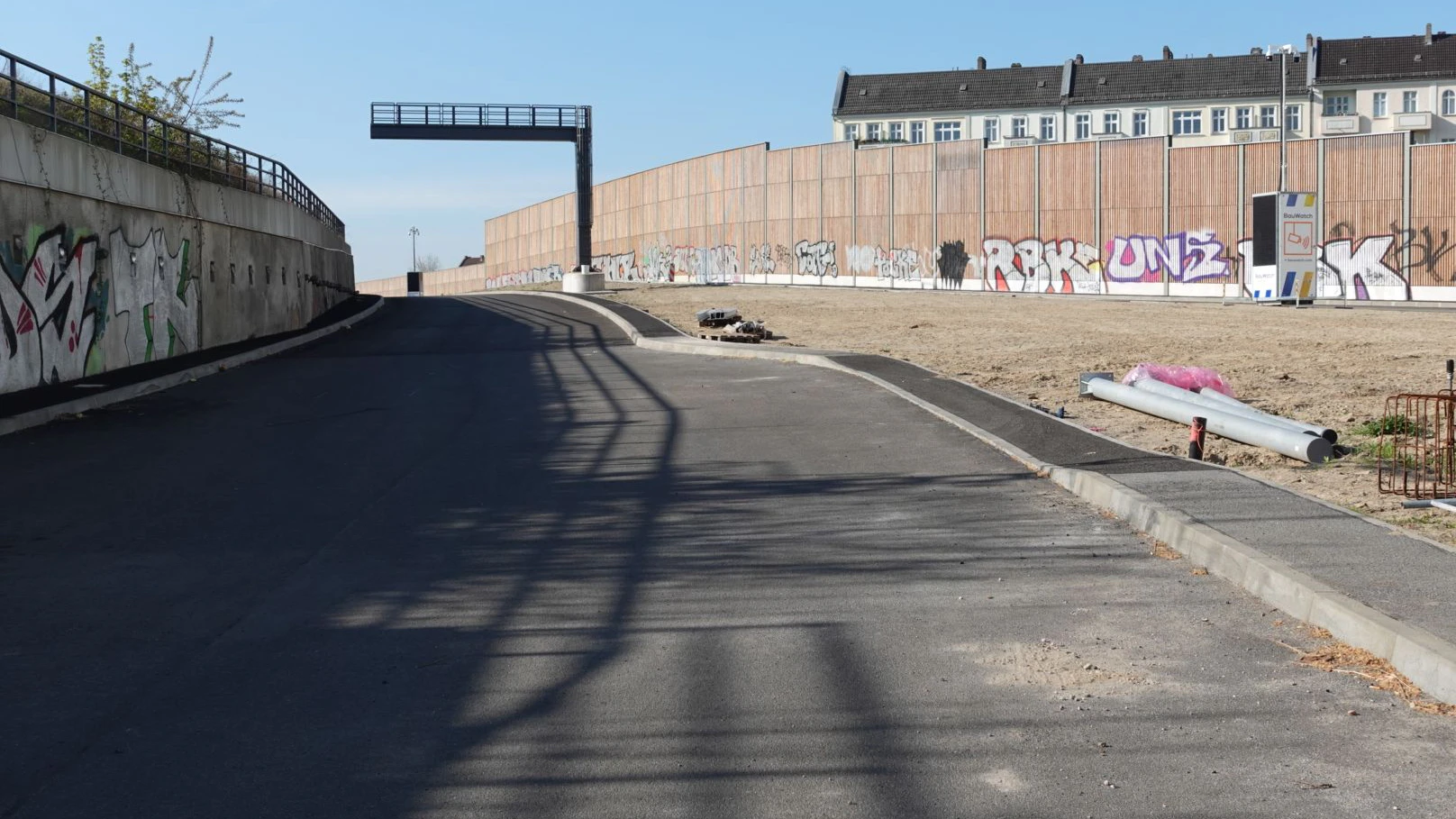 Die Treptower Autobahnbahnverlängerung ist fertig, auch die Graffitisprayer waren schon da.