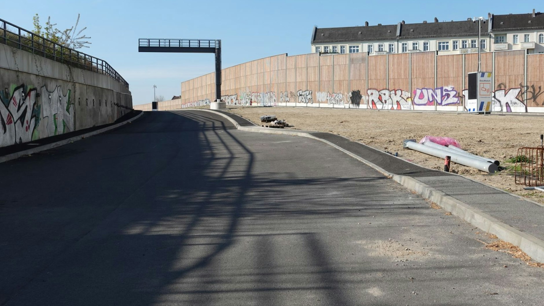 Die Treptower Autobahnbahnverlängerung ist fertig, auch die Graffitisprayer waren schon da.