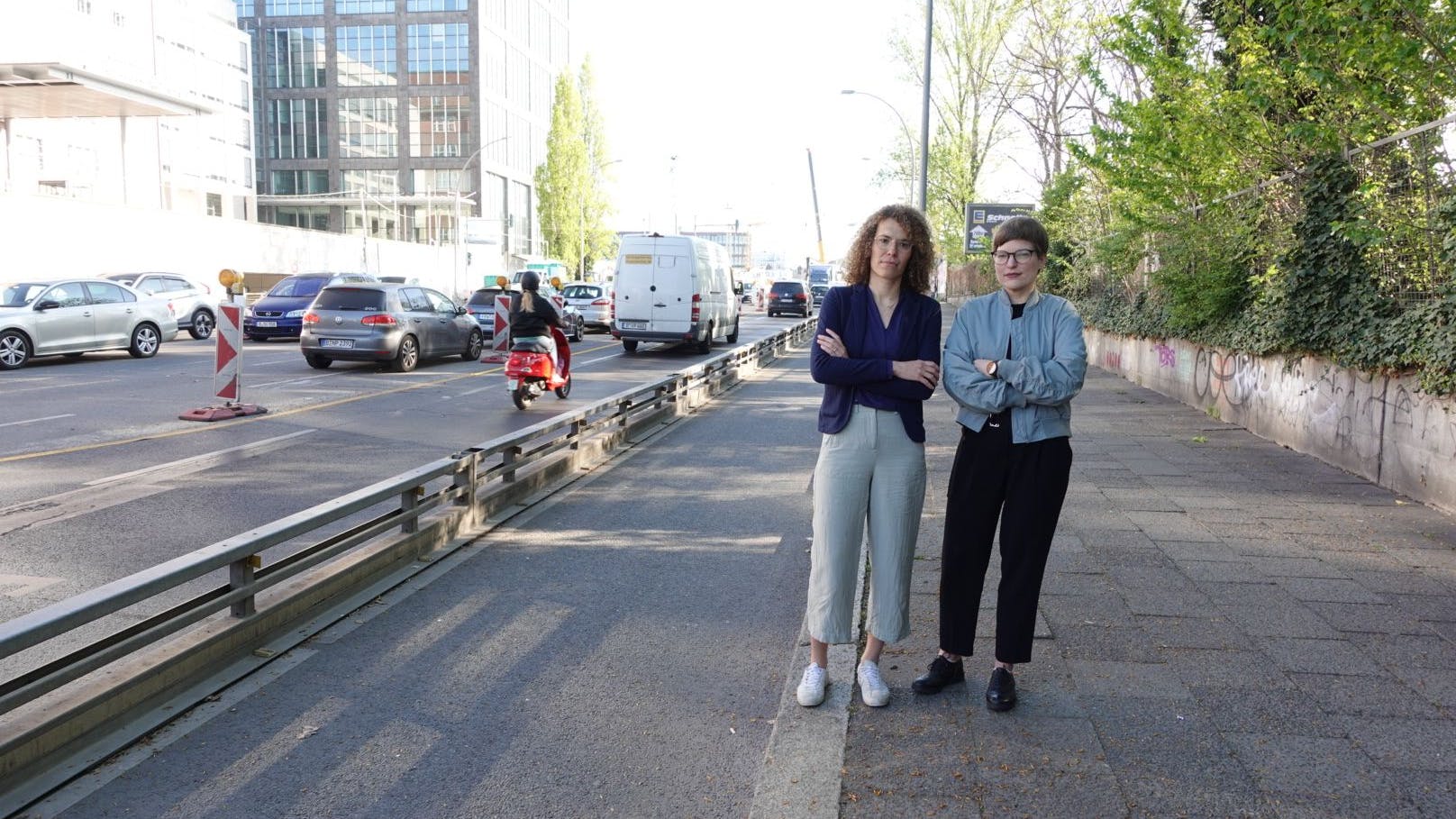 Dauerstau droht. Die Grünen-Stadträtinnen Claudia Leistner (l.) und Annika Gerold befürchten einen Verkehrskollaps für Treptow-Köpenick und Friedrichshain-Kreuzberg.