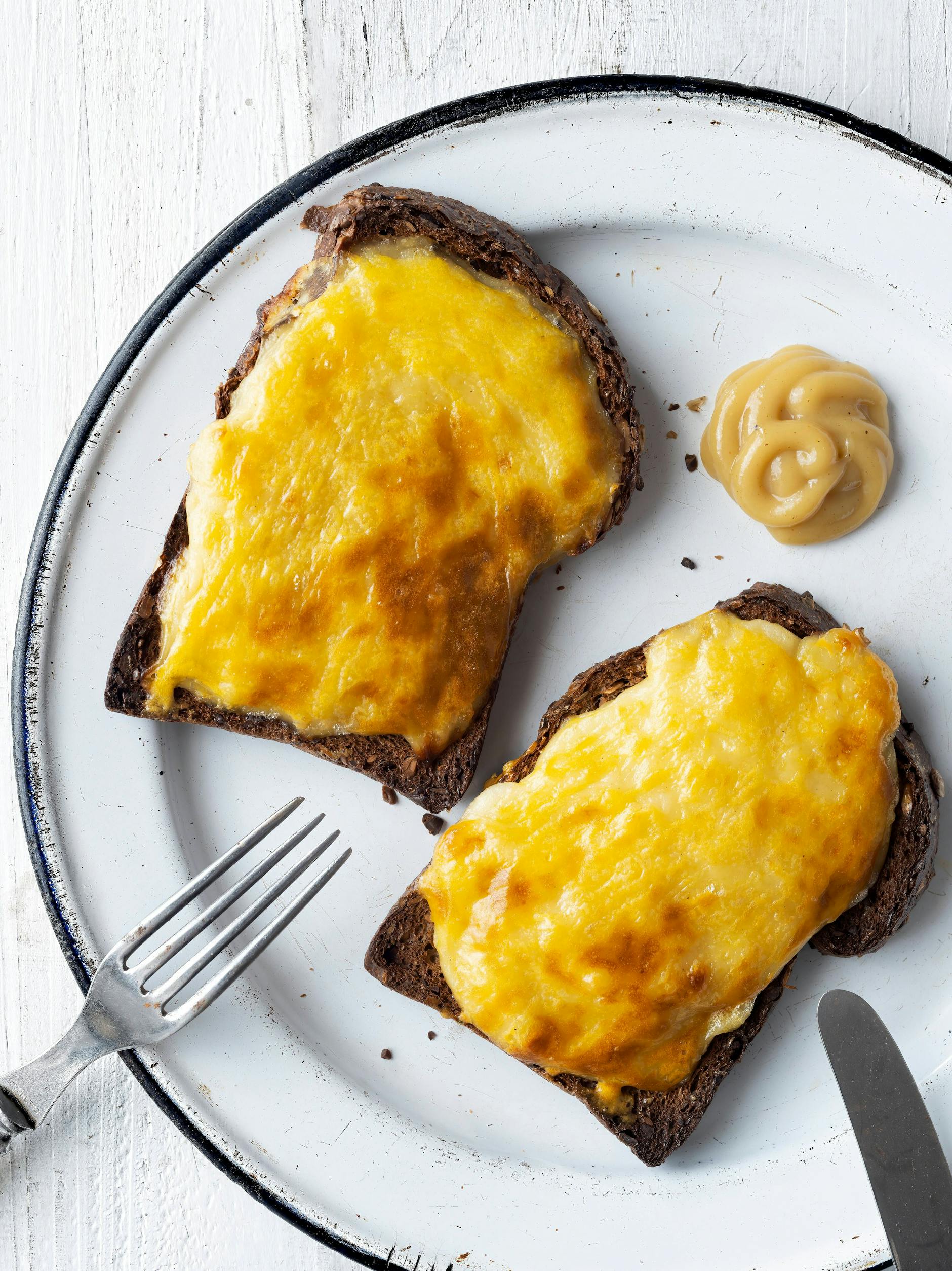 Für leckeres Hexentoast müssen Sie nicht unbedingt Toastbrot verwenden. Wandeln Sie das Rezept mal ab und verwenden Sie Schwarzbrot. Auch das schmeckt sehr lecker!