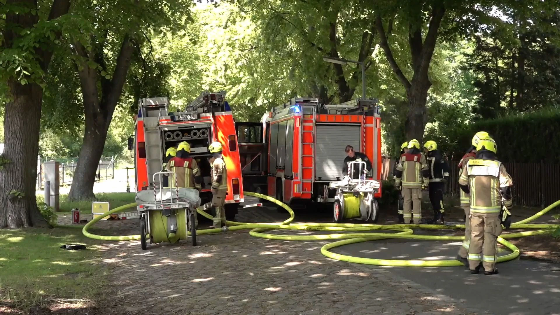Dienstagnachmittag rücken Feuerwehrkräfte nach Spandau aus. In der Villa von Feinkost-König Rogacki war ein Feuer ausgebrochen, der Unternehmer starb.