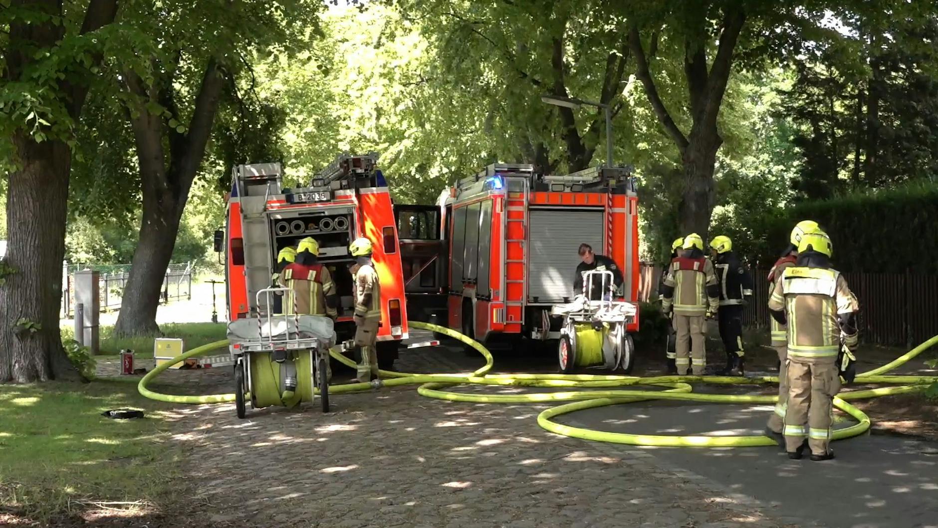 Dienstagnachmittag rücken Feuerwehrkräfte nach Spandau aus. In der Villa von Feinkost-König Rogacki war ein Feuer ausgebrochen, der Unternehmer starb.