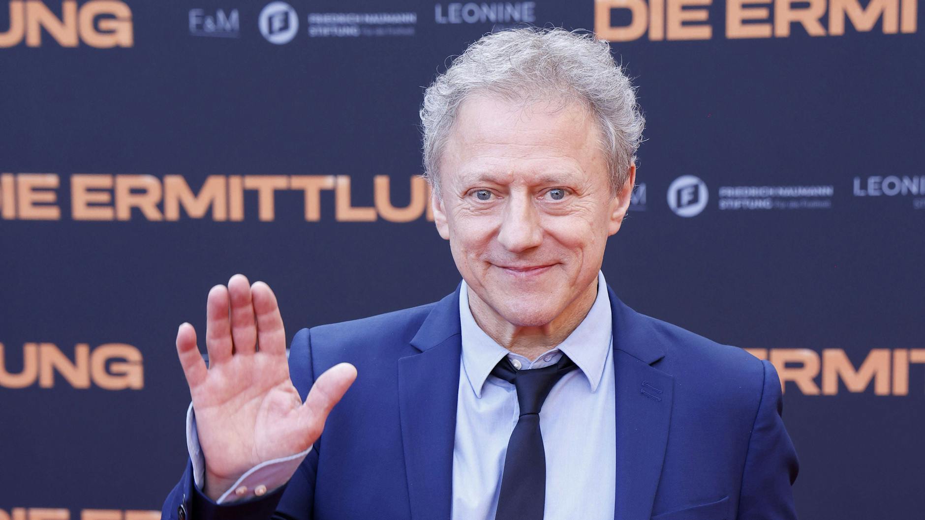 TV- und Theater-Star Axel Pape verabschiedet sich schweren Herzens von Dietmar Rogacki.