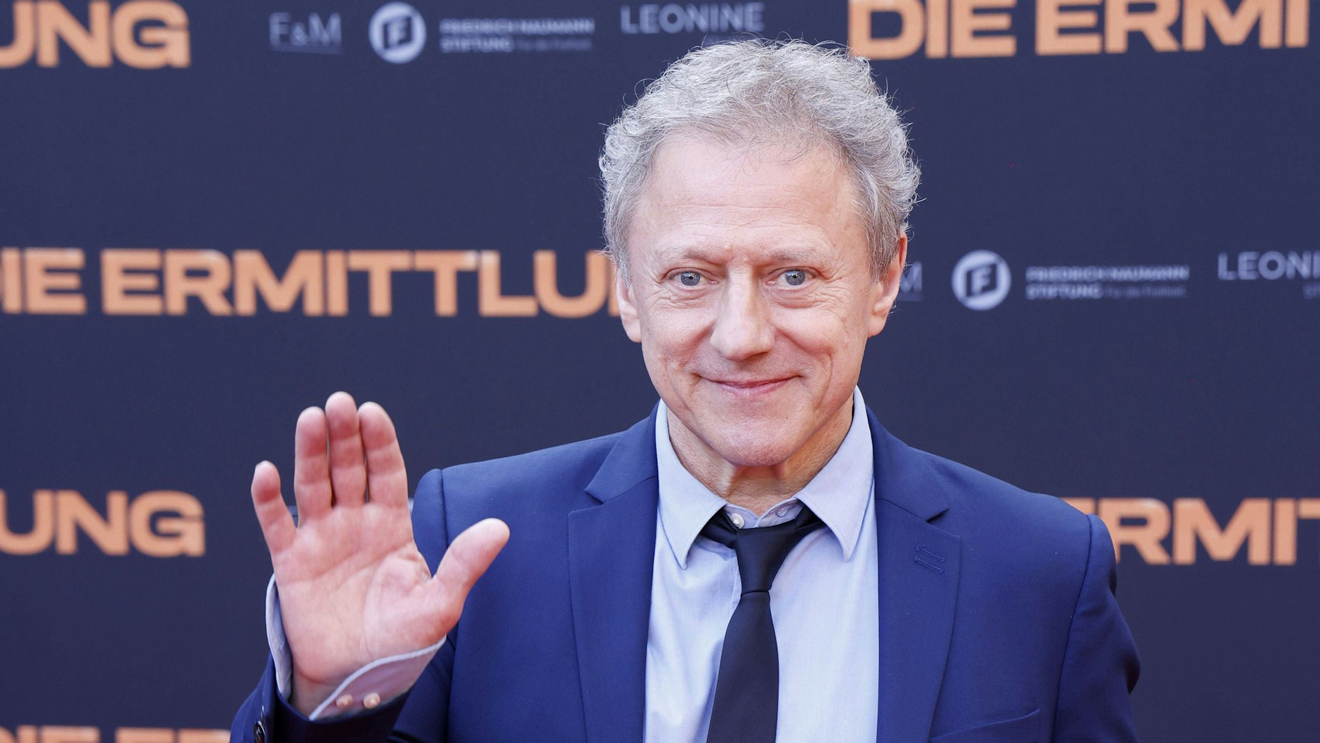 TV- und Theater-Star Axel Pape verabschiedet sich schweren Herzens von Dietmar Rogacki.