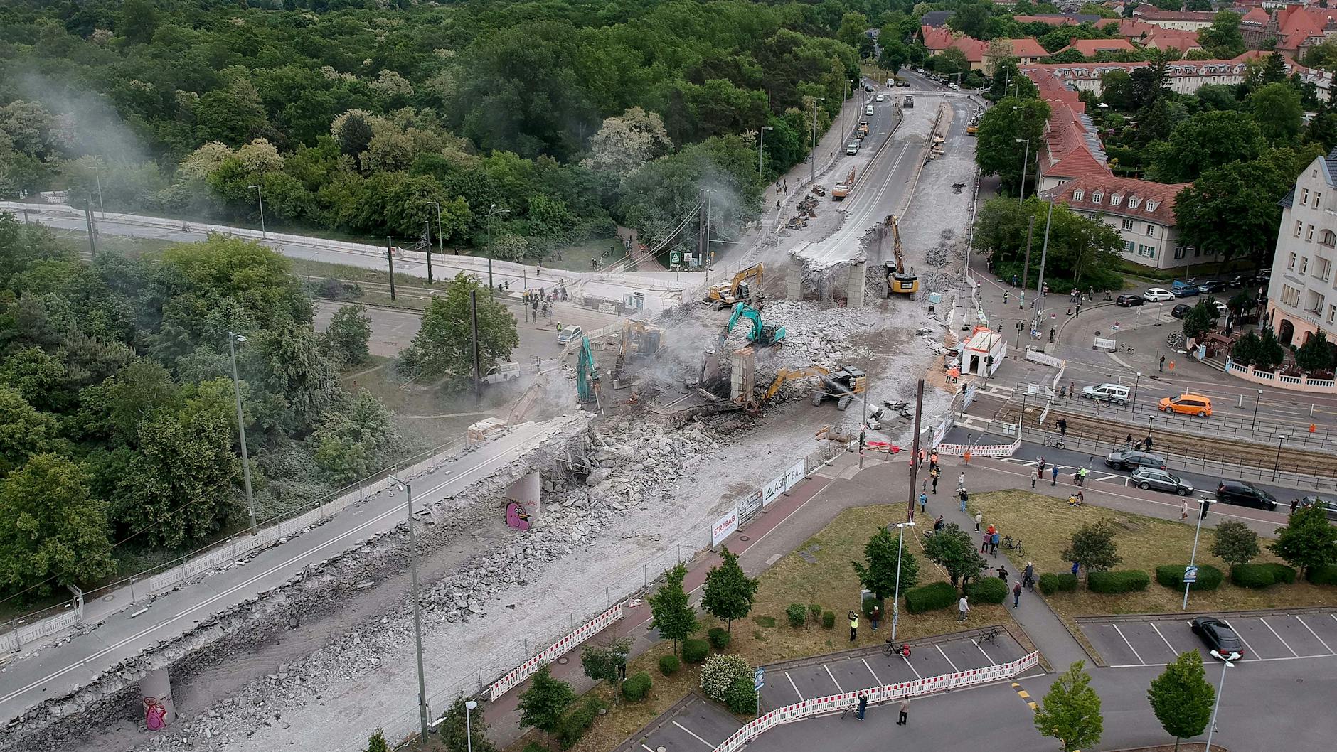 Blick von oben auf die Abrissarbeiten an der Wuhlheide-Brücke.