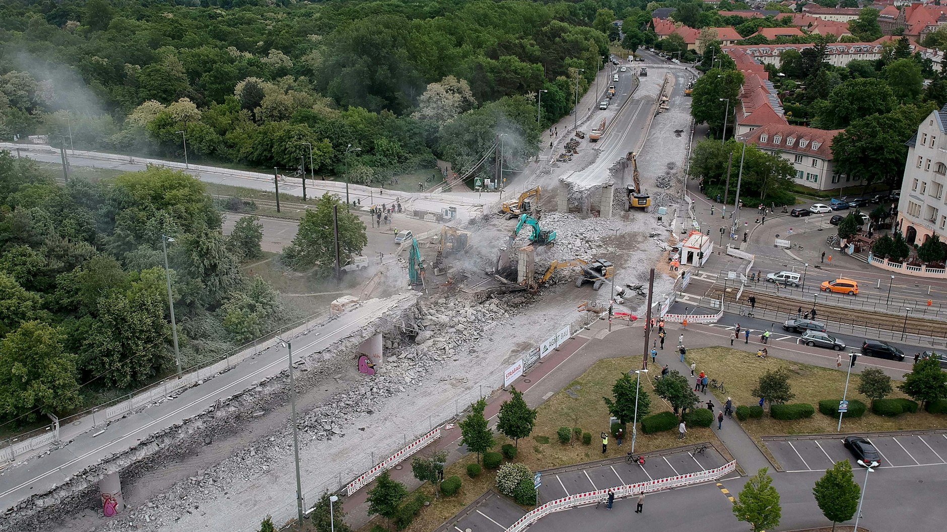 Blick von oben auf die Abrissarbeiten an der Wuhlheide-Brücke.