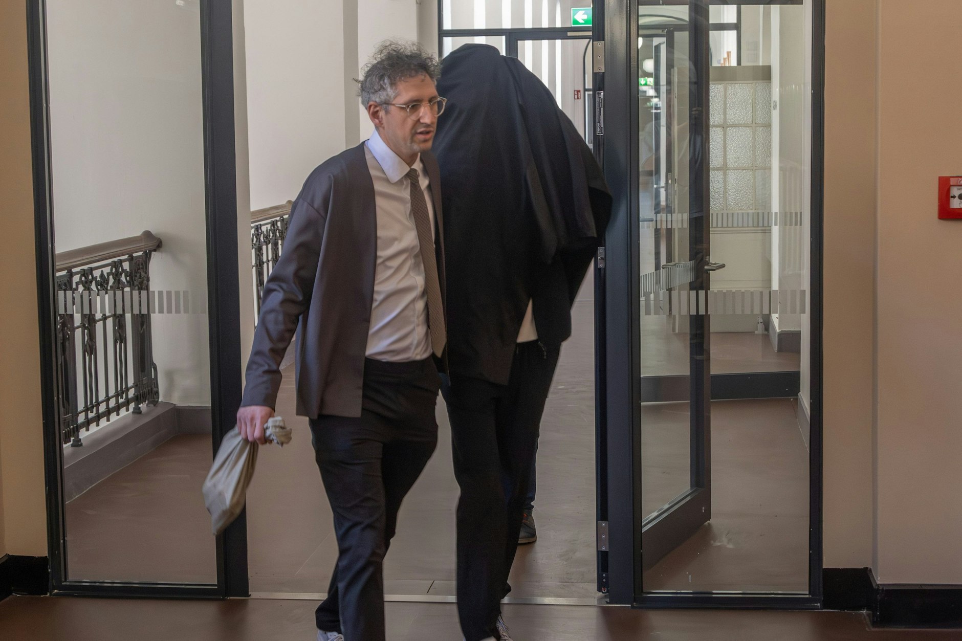 Der Angeklagte Marvin S. (38) verbirgt sich neben seinem Verteidiger an einem früheren Prozesstag unter einer schwarzen Jacke.