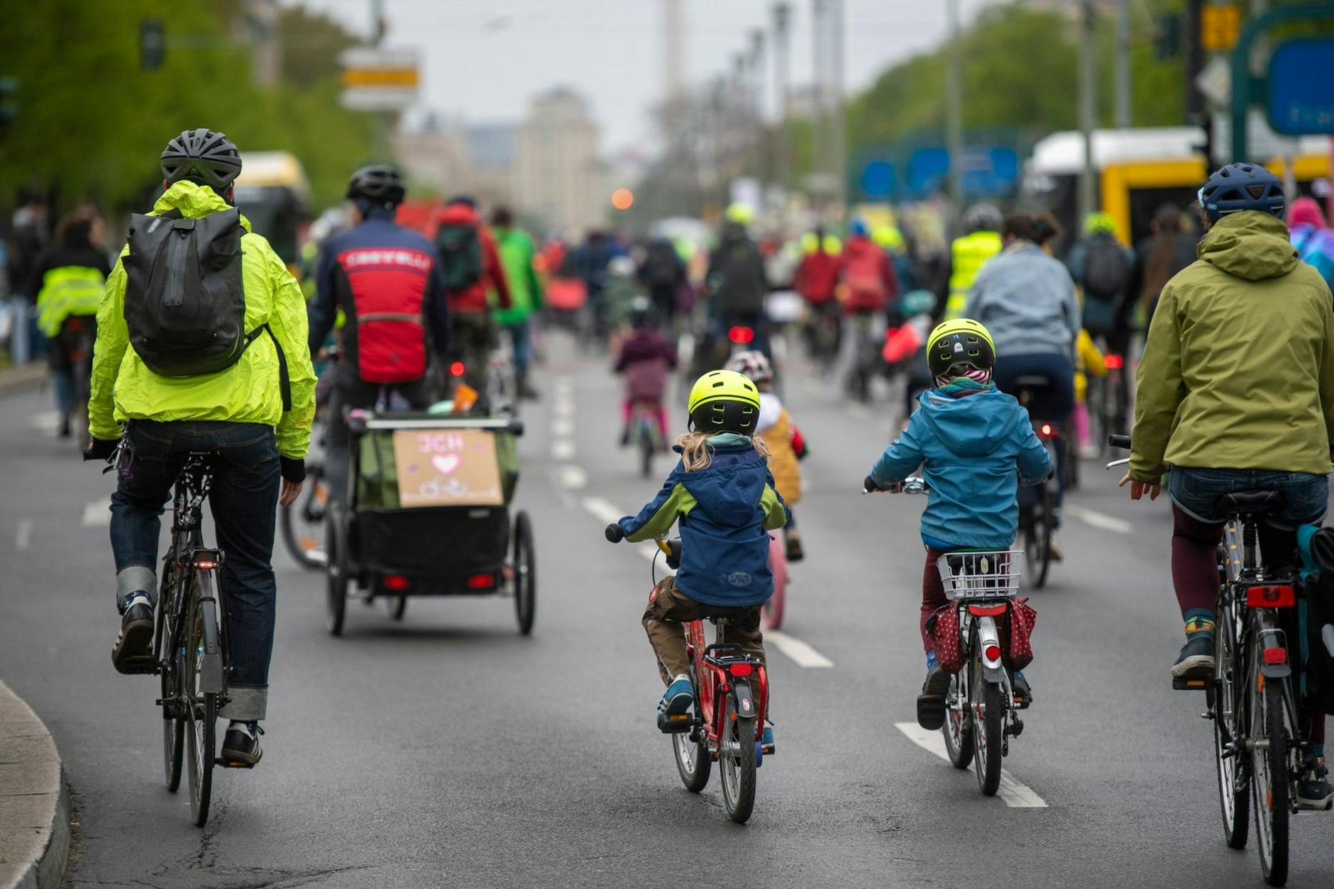 In Berlin gibt es immer wieder Fahrraddemos, Radler protestieren für sichere Radwege und eine bessere Radinfrastruktur. Auch am Freitag machen kleine Radfahrer den Verkehr unsicher.