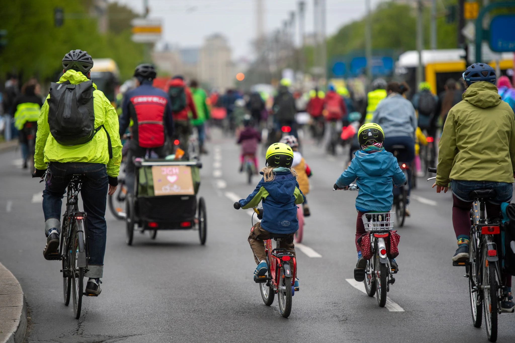 In Berlin gibt es immer wieder Fahrraddemos, Radler protestieren für sichere Radwege und eine bessere Radinfrastruktur. Auch am Freitag machen kleine Radfahrer den Verkehr unsicher.