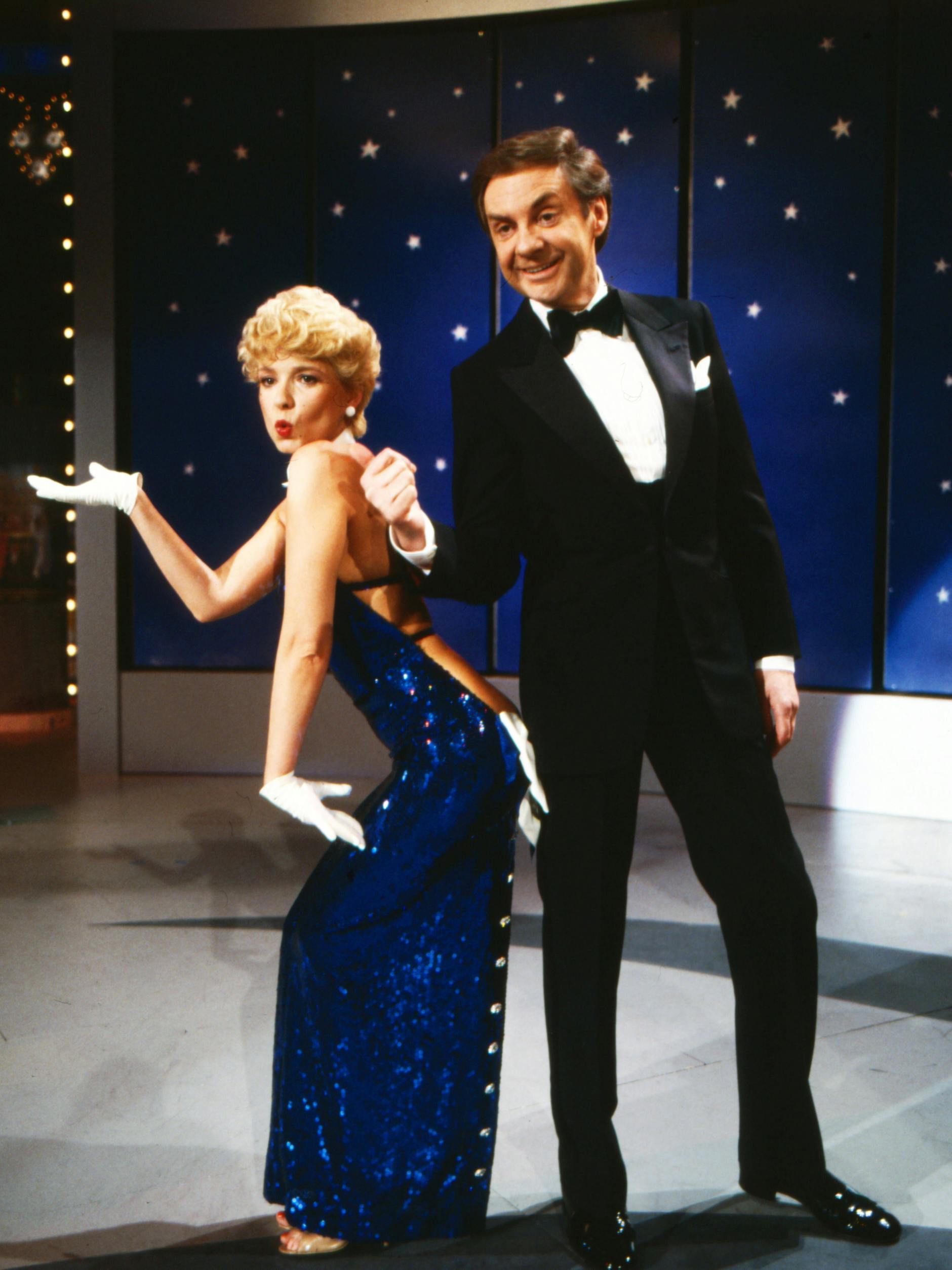 Harald Juhnke mit Ingrid Steeger auf der Bühne. Eine Aufnahme von 1983.