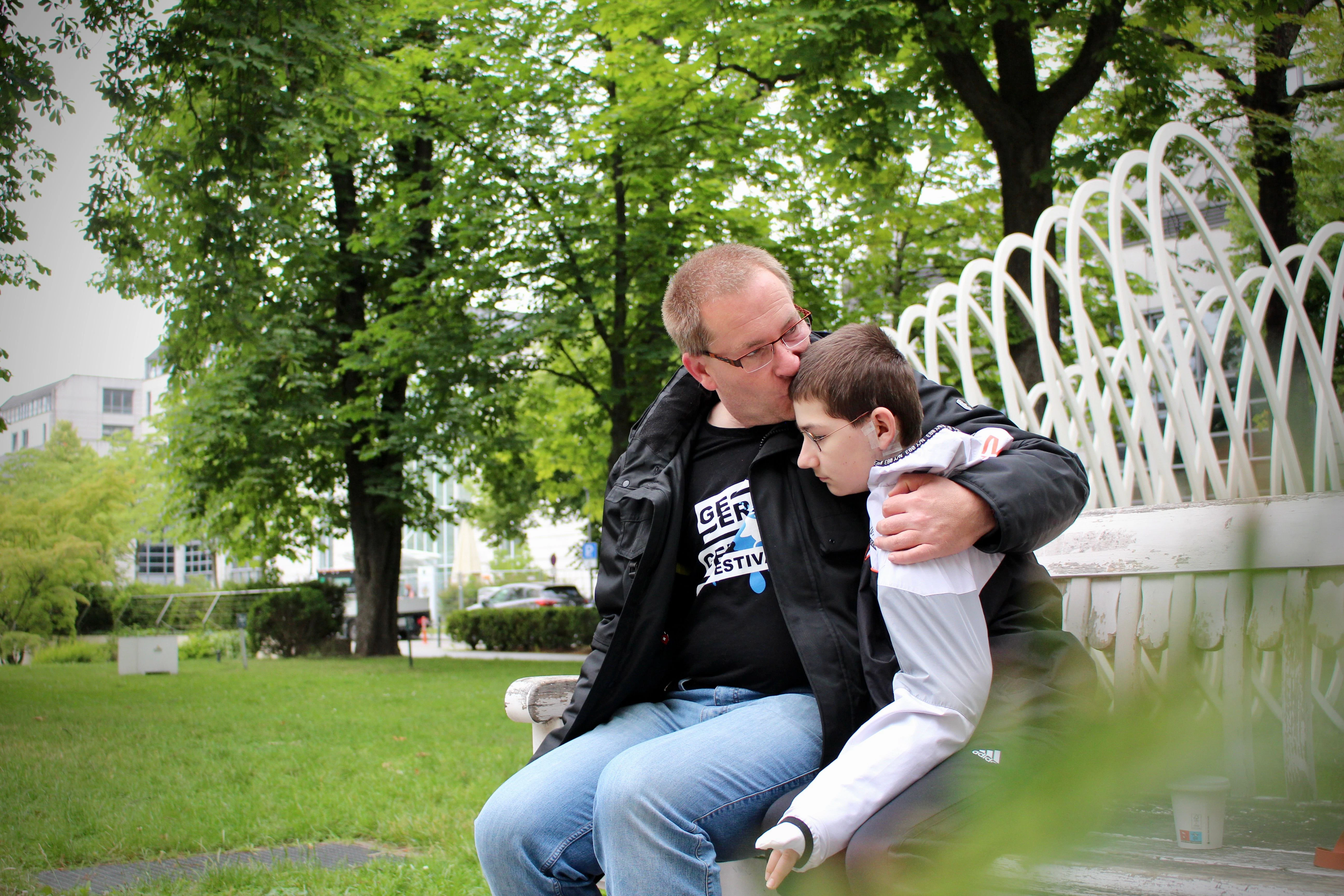 Maximilian findet nach dem schrecklichen Messer-Angriff auf ihn in seiner Grundschule in Spandau Trost bei seinen Eltern. Das Foto entstand beim ersten KURIER-Interview, 19 Tage nach der Tat.