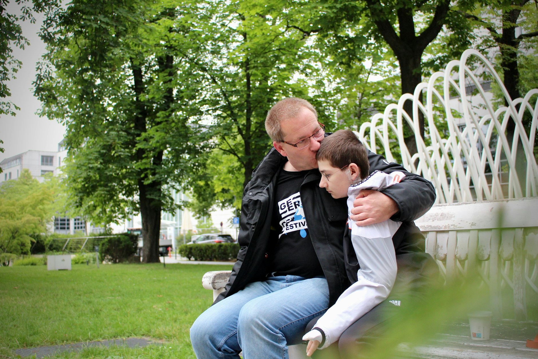Maximilian findet nach dem schrecklichen Messer-Angriff auf ihn in seiner Grundschule in Spandau Trost bei seinen Eltern. Das Foto entstand beim ersten KURIER-Interview, 19 Tage nach der Tat.