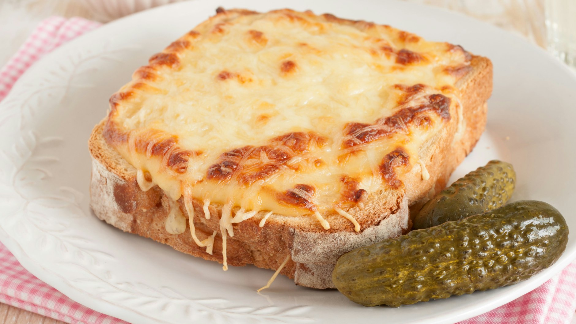 Überbackene Schnitten aus dem Ofen sind zum Abendbrot immer eine gute Idee. In unserem Rezept verraten wir Ihnen, wie Sie eine richtig leckere Backschnitte mit Letscho zubereiten.
