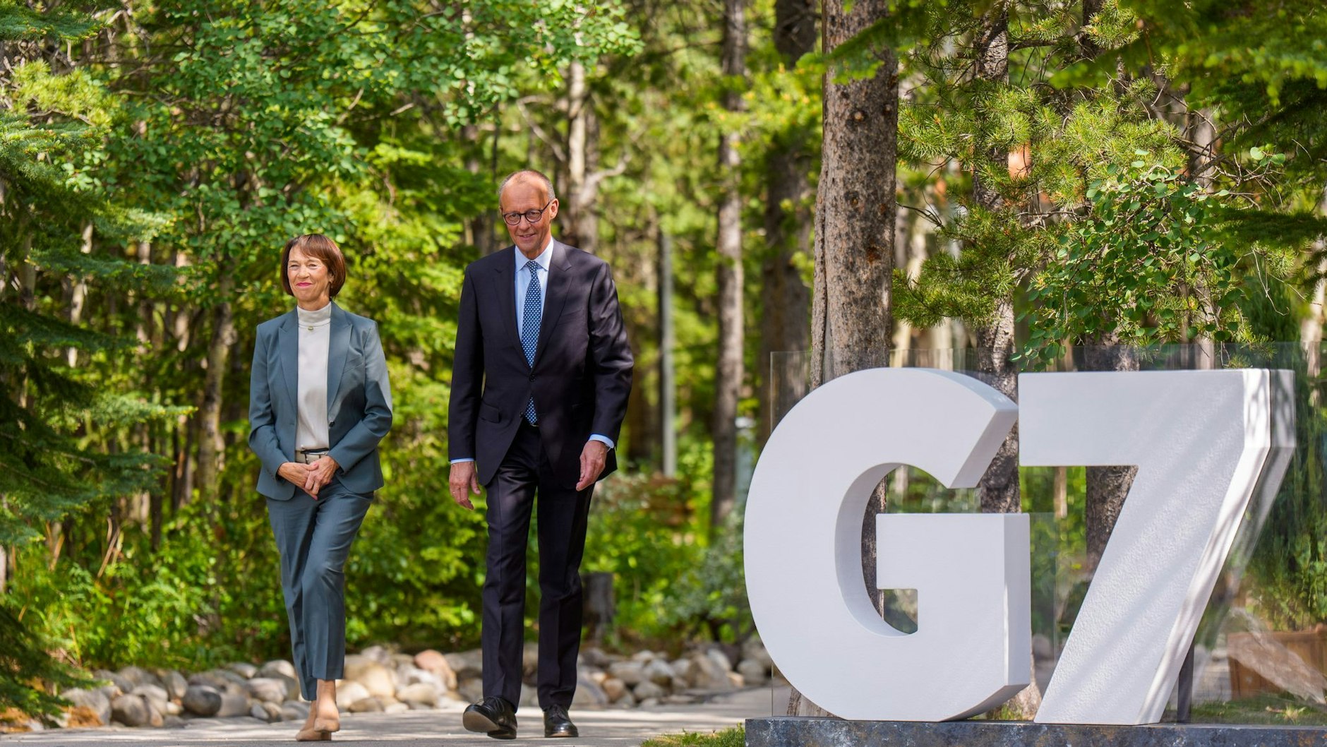 Ruhe vor dem Sturm. Bundeskanzler Friedrich Merz (CDU) und seine Frau Charlotte kommen zum G7-Gipfel an der Pomeroy Kananaskis Mountain Lodge an.