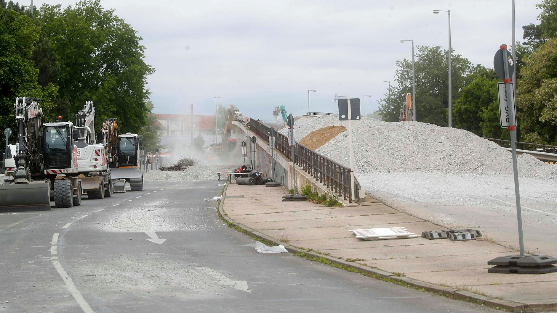 Die Rampen der Hochstraße stehen noch - und das könnte vorerst so bleiben. Zumindest ist hier keine Gefahr im Verzug, weil sie nicht einsturzgefährdet sind.