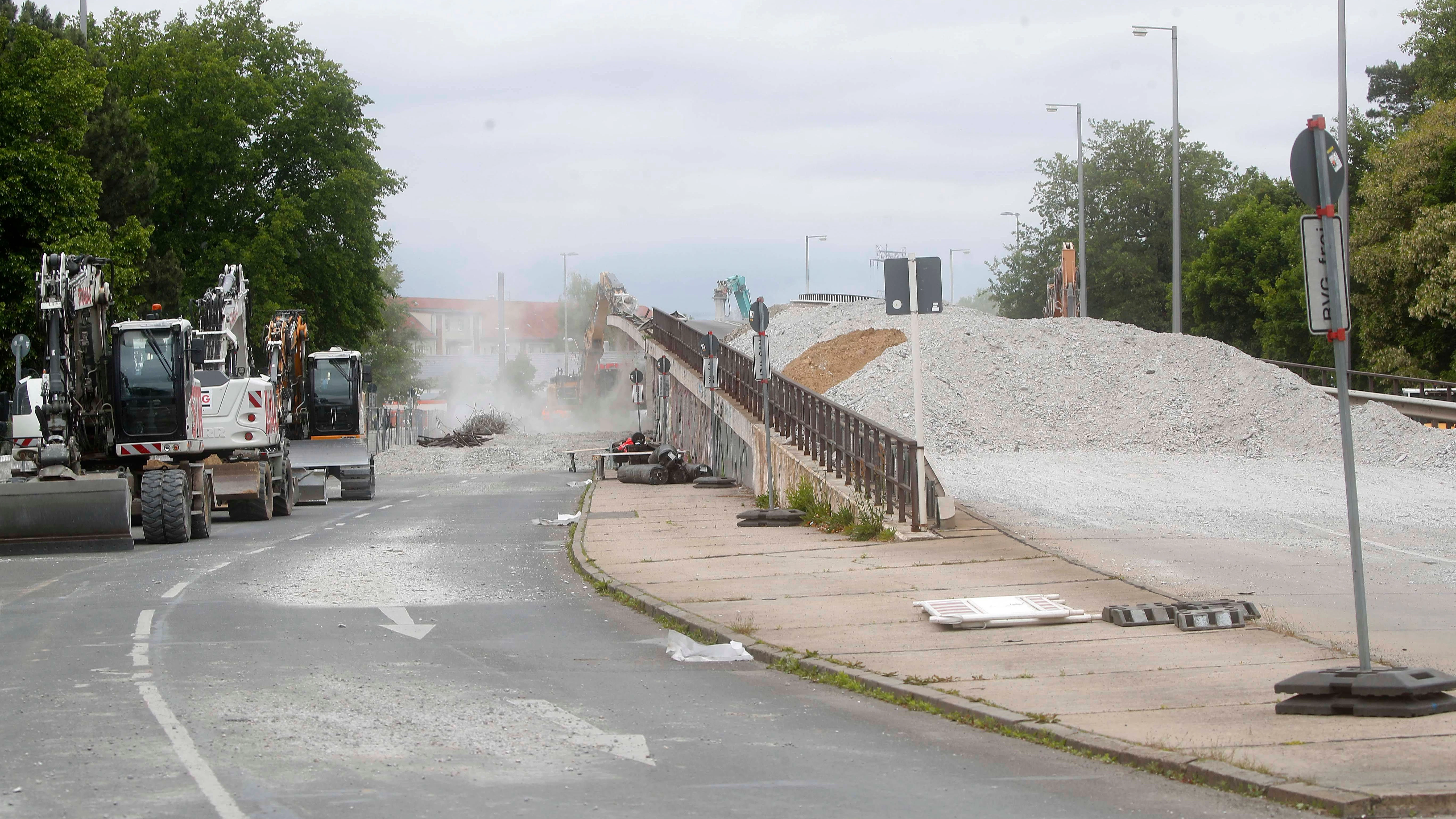 Die Rampen der Hochstraße stehen noch - und das könnte vorerst so bleiben. Zumindest ist hier keine Gefahr im Verzug, weil sie nicht einsturzgefährdet sind.