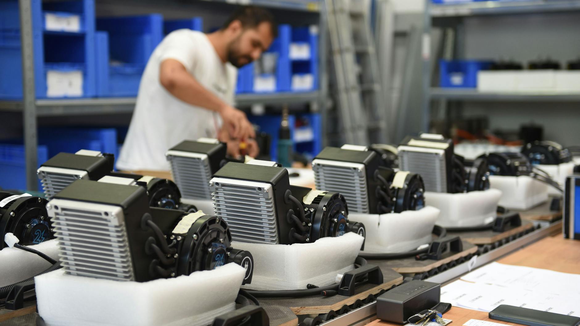 Monteur Mirwais Khan baut die Elektroantriebe in der Produktionsstraße von Second Ride zusammen.