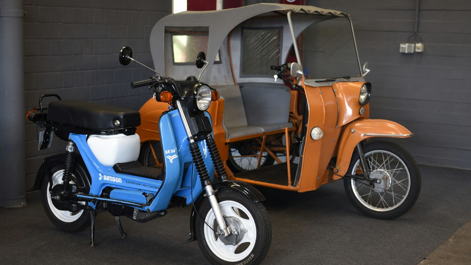 Auch in das exotische Krause-Duo (hinten) und an den Simson-Roller SR50 passt der Elektroantrieb.