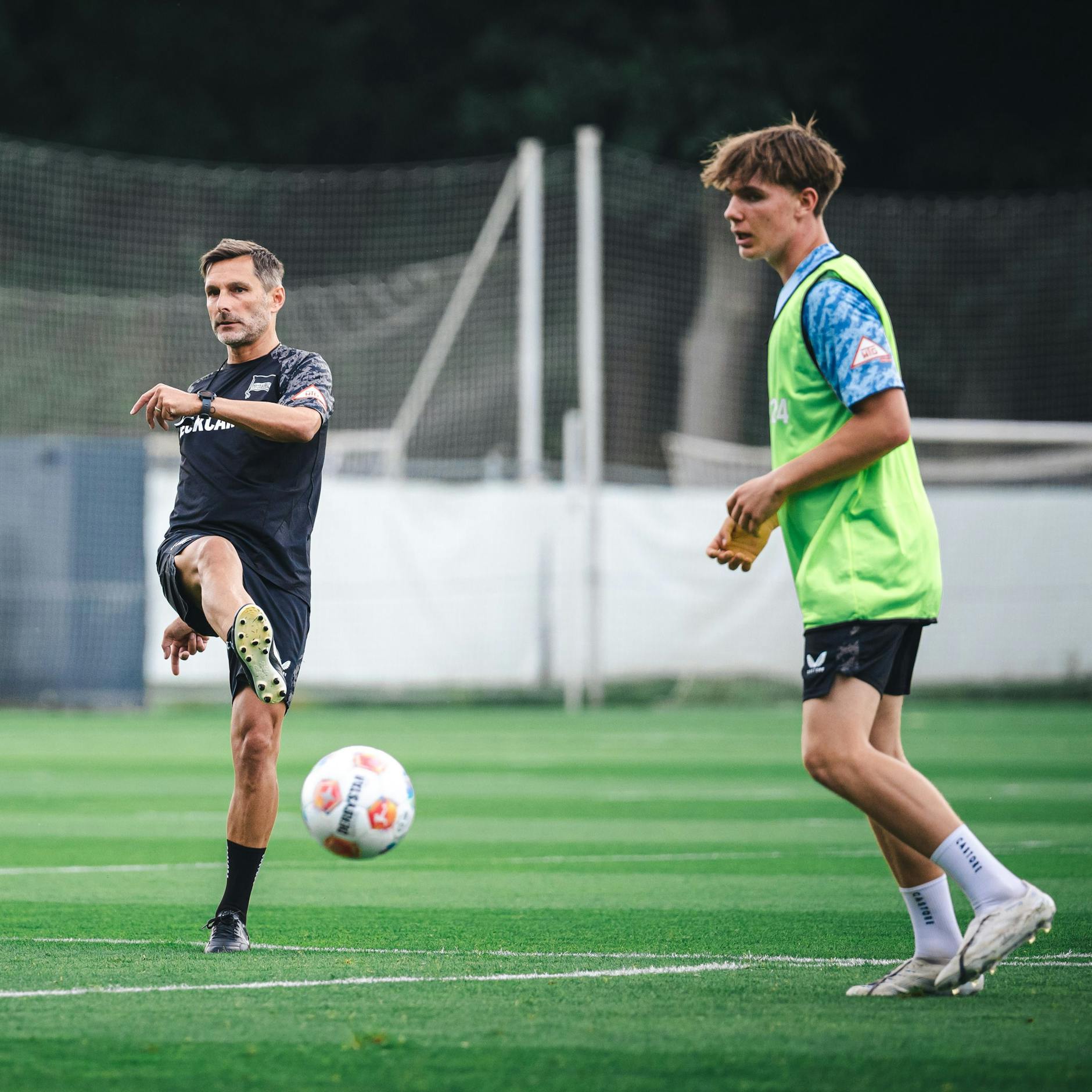 Hertha-Trainer Stefan Leitl passt einen Ball zu Youngster Kennet Eichhorn.