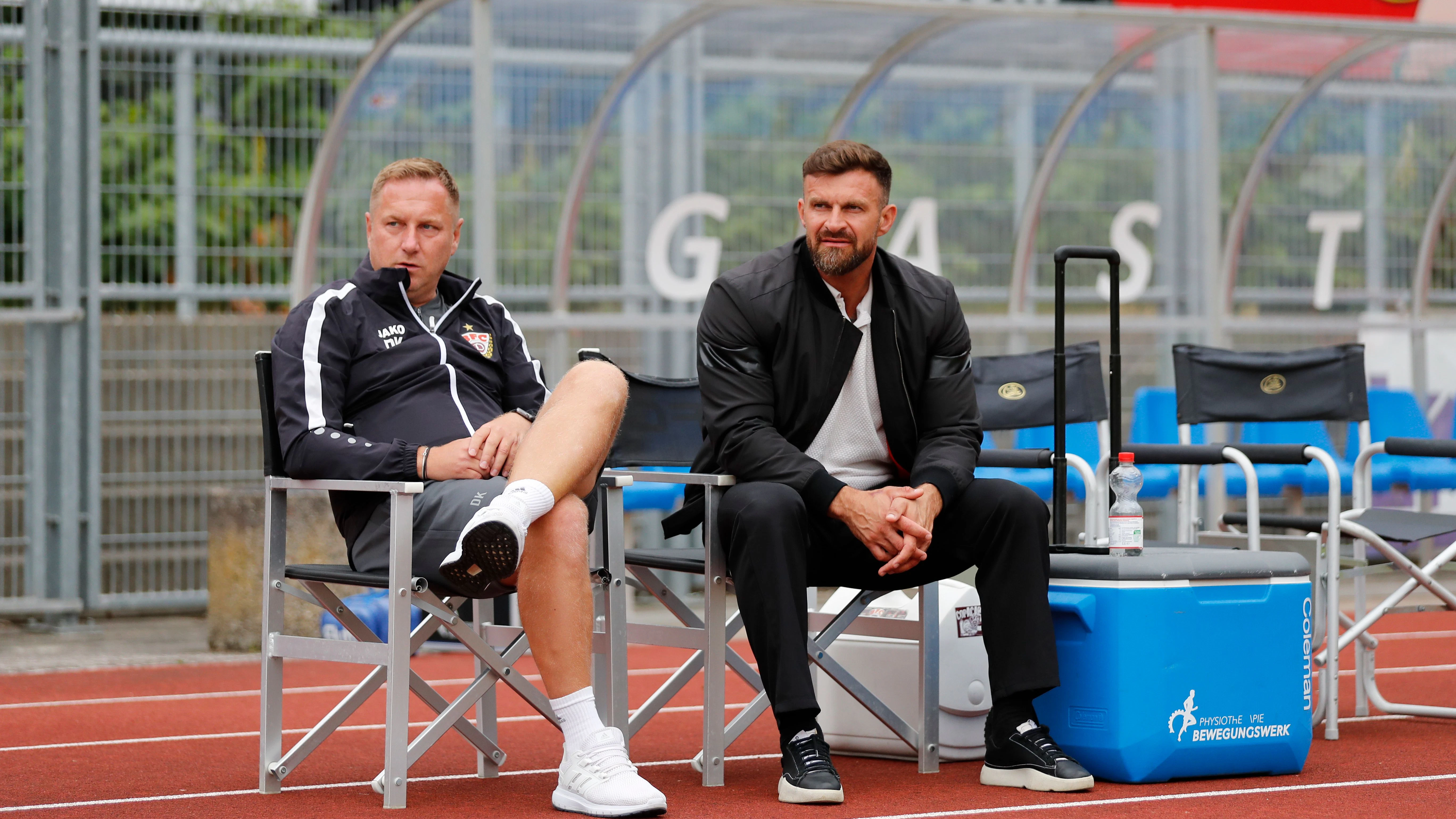 Trainer Dennis Kutrieb (l.) und Enis Alushi, Geschäftsführer Sport, verfolgen den Test des BFC Dynamo bei der TSG Neustrelitz.