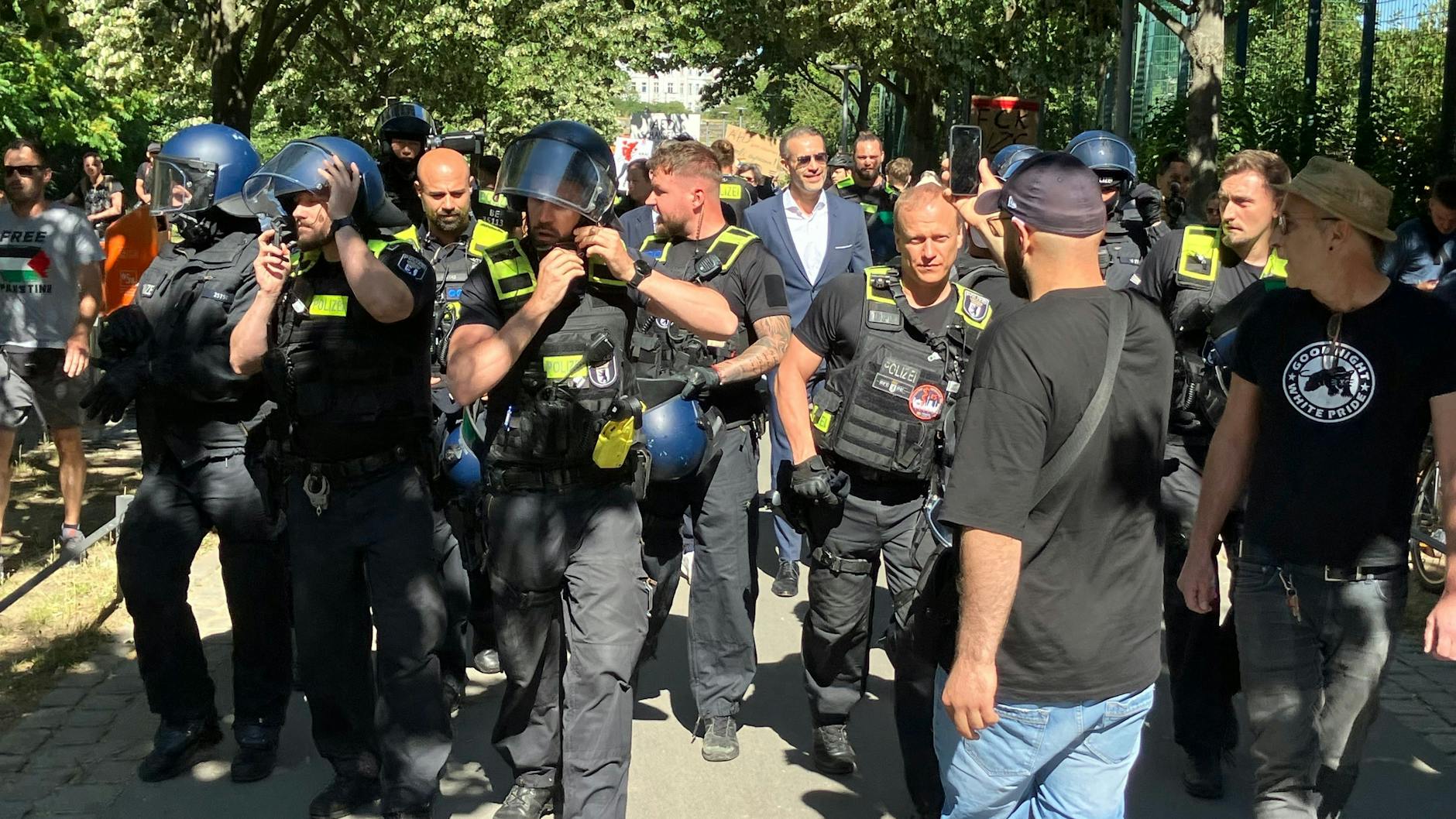 Der Gang durch den Görlitzer Park der zwei AfD-Politiker, von Polizisten umkreist und von Demonstranten begleitet.