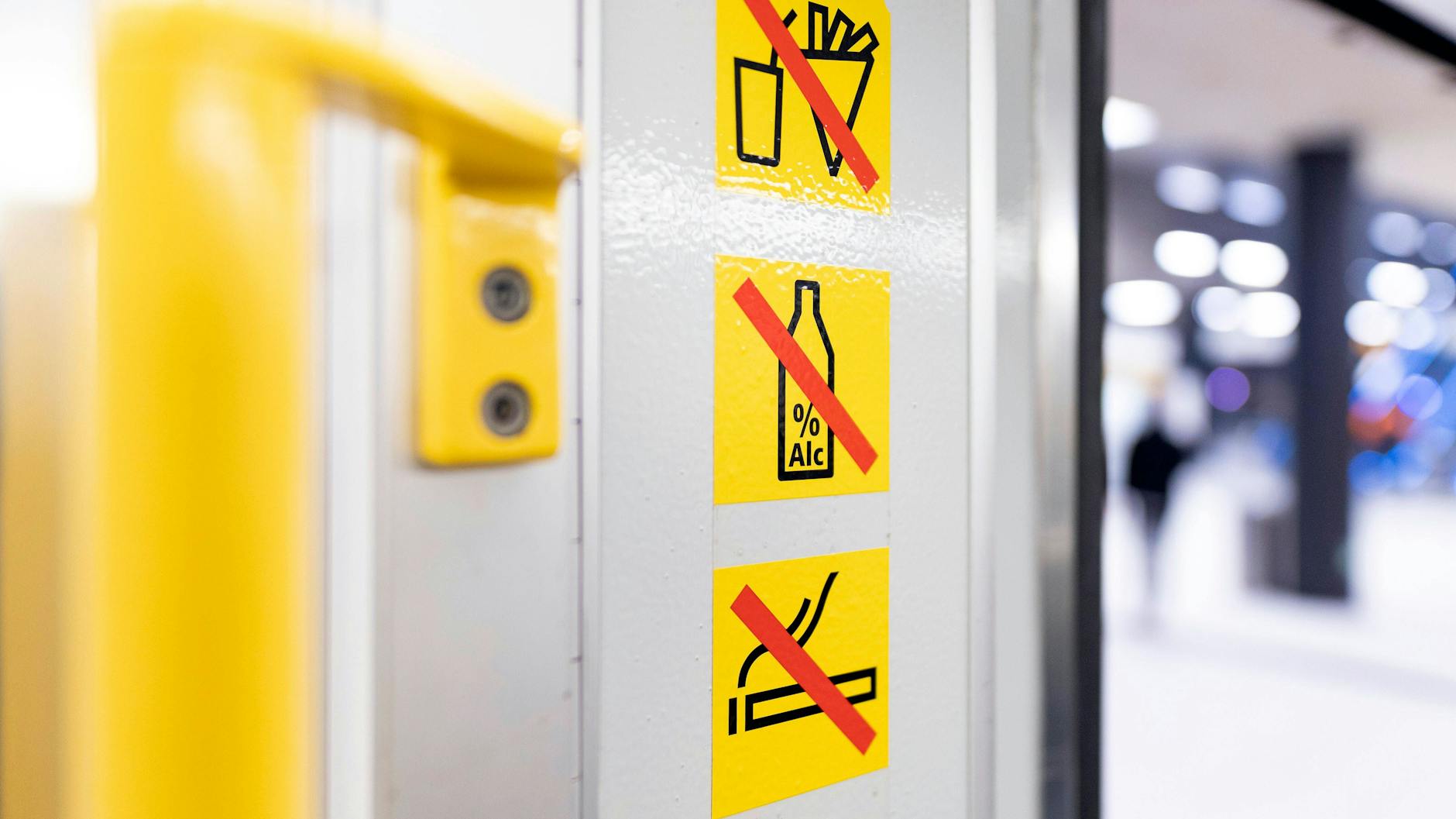Manche Regeln, die in den Zügen der BVG sowieso gelten, sind im Sommer noch viel wichtiger. So sollte vor allem auf das Essen verzichtet werden, denn der Geruch von Pommes, Döner und gebratenen Nudeln nervt in der stickigen Luft richtig.