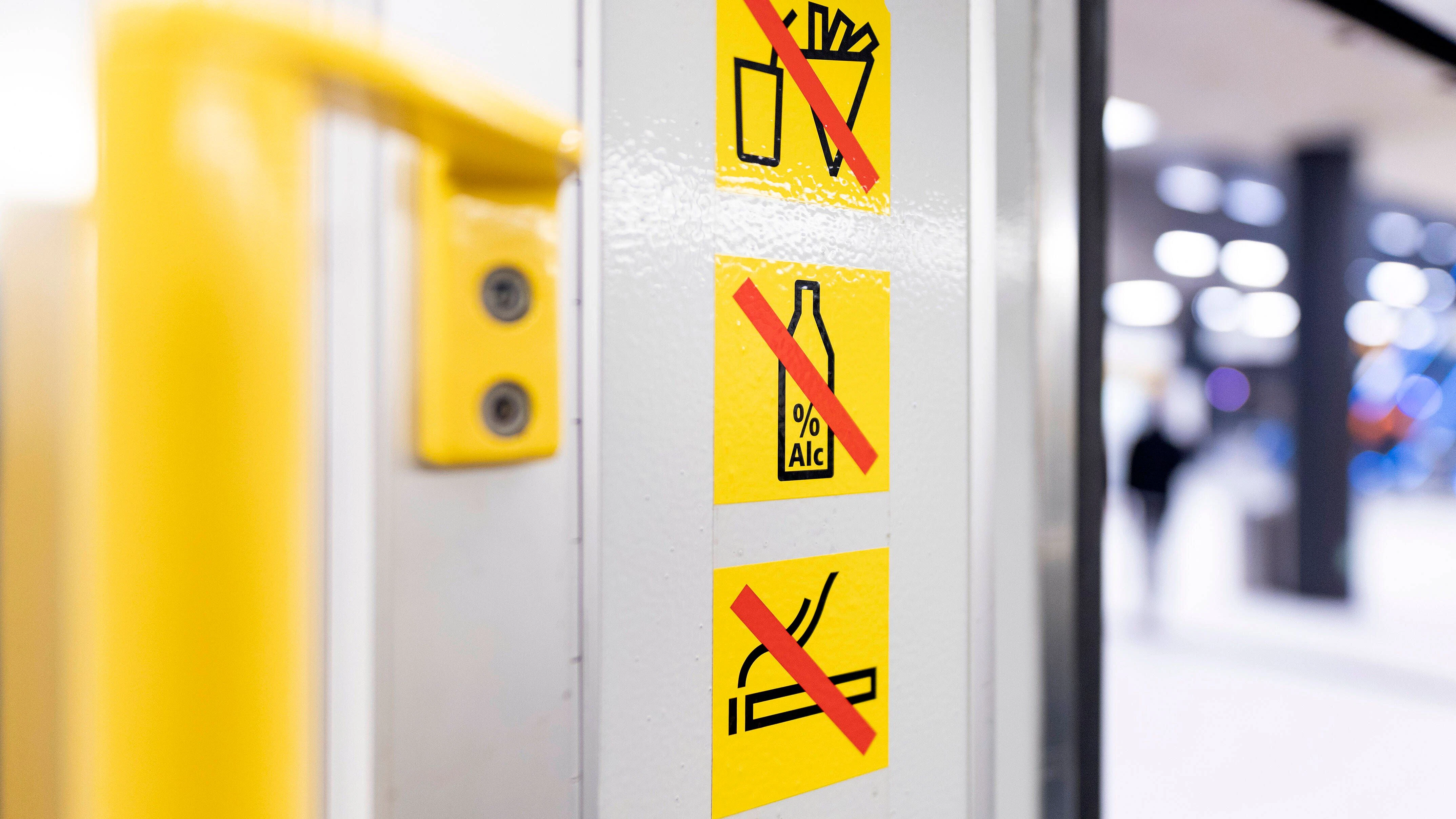 Manche Regeln, die in den Zügen der BVG sowieso gelten, sind im Sommer noch viel wichtiger. So sollte vor allem auf das Essen verzichtet werden, denn der Geruch von Pommes, Döner und gebratenen Nudeln nervt in der stickigen Luft richtig.