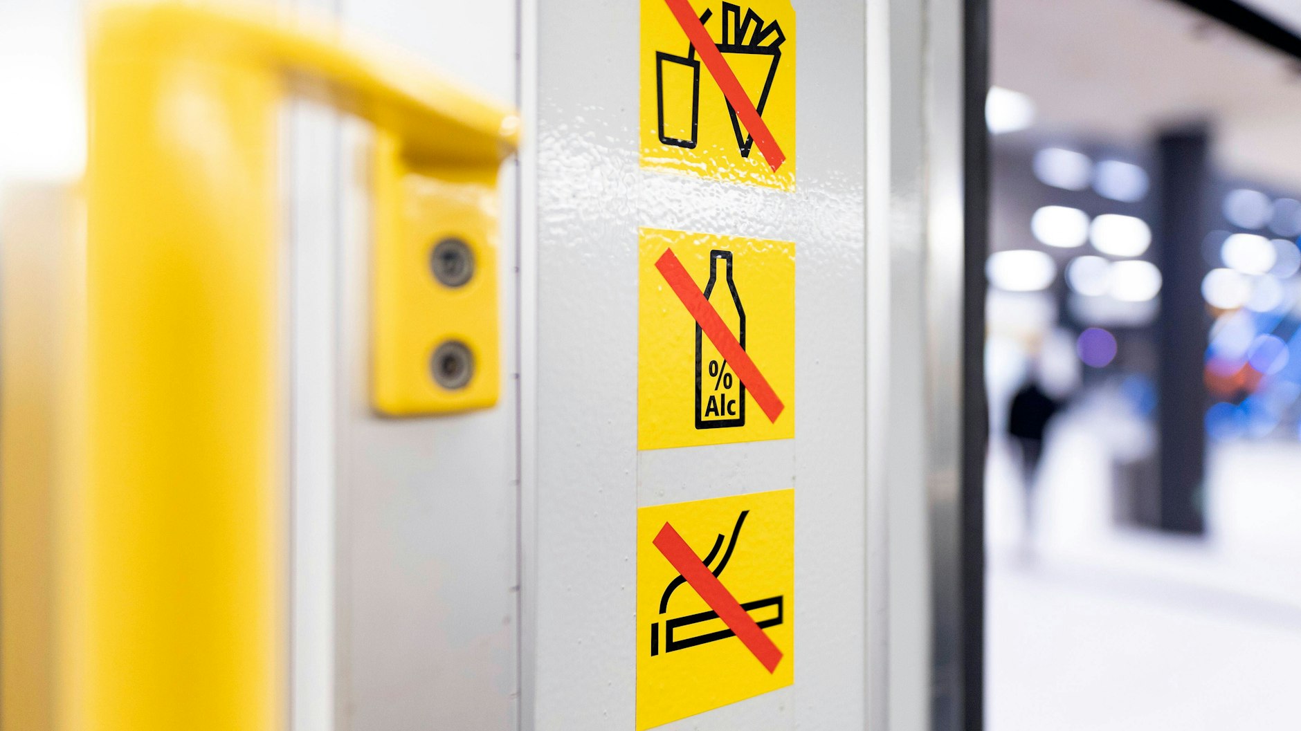 Manche Regeln, die in den Zügen der BVG sowieso gelten, sind im Sommer noch viel wichtiger. So sollte vor allem auf das Essen verzichtet werden, denn der Geruch von Pommes, Döner und gebratenen Nudeln nervt in der stickigen Luft richtig.