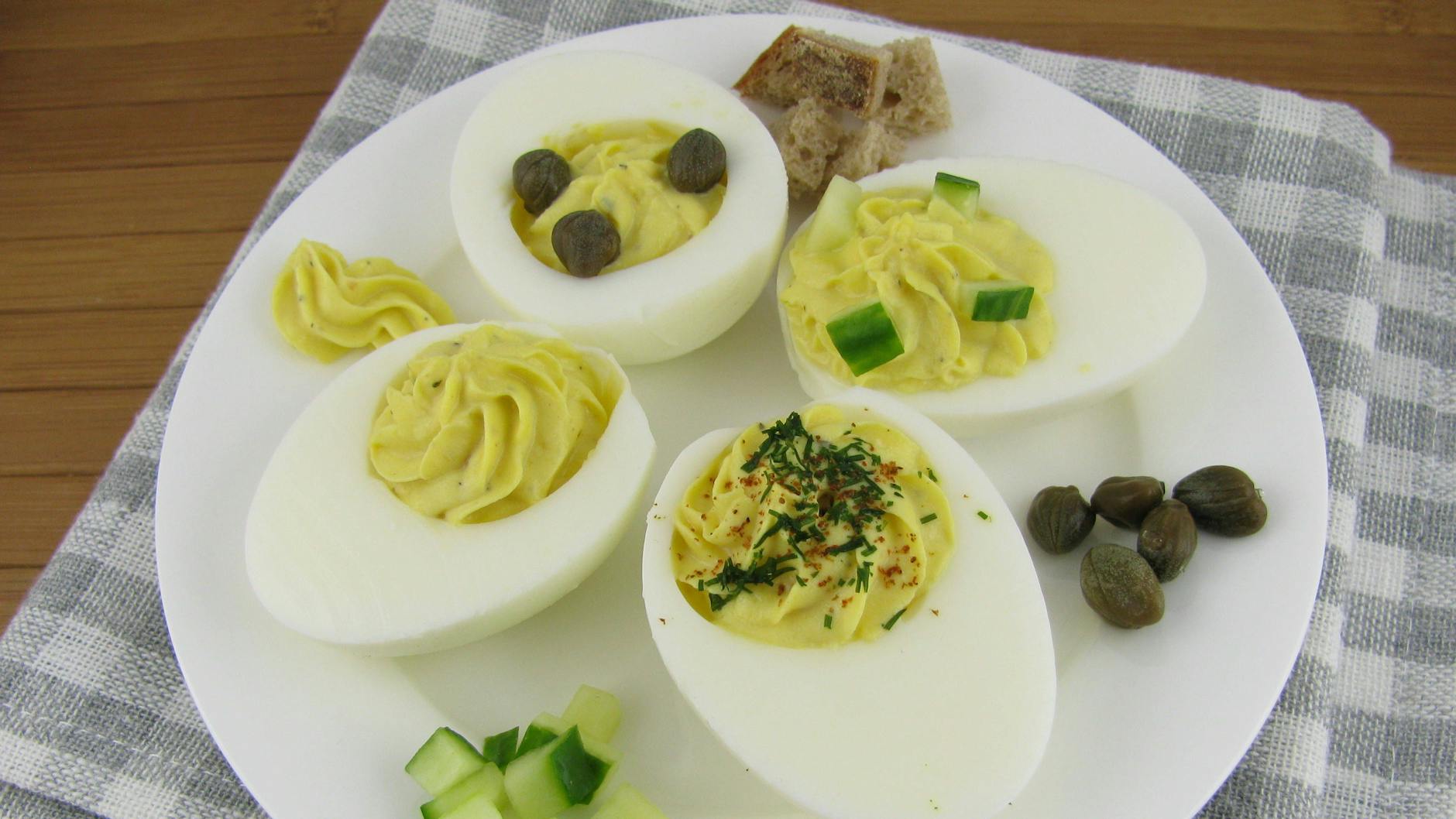 Die gefüllten Eier nach Omas Rezept können Sie nach Herzenslust verzieren. Das Rezept aus der DDR hat schon Oma geliebt!