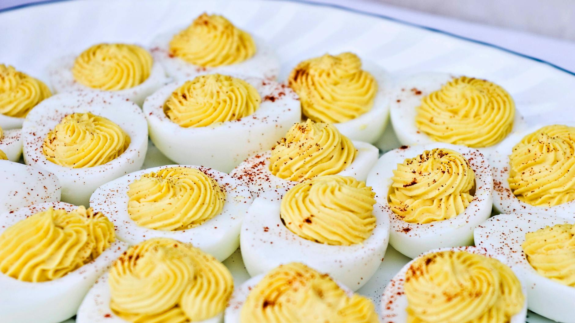 Lust auf gefüllte Eier? Mit unserem simplen Rezept machen Sie den Klassiker aus der DDR ganz einfach selbst.