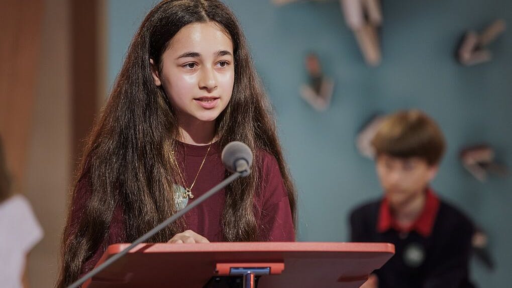 Ayla Uluçam (12) vom Eckener-Gymnasium in Berlin überzeugte bei der großen Endausscheidung mit einem beeindruckend gelesenen Auszug aus dem Buch „Game of Noctis – Spiel um dein Leben “ von Deva Fagan (Carlsen Verlag).