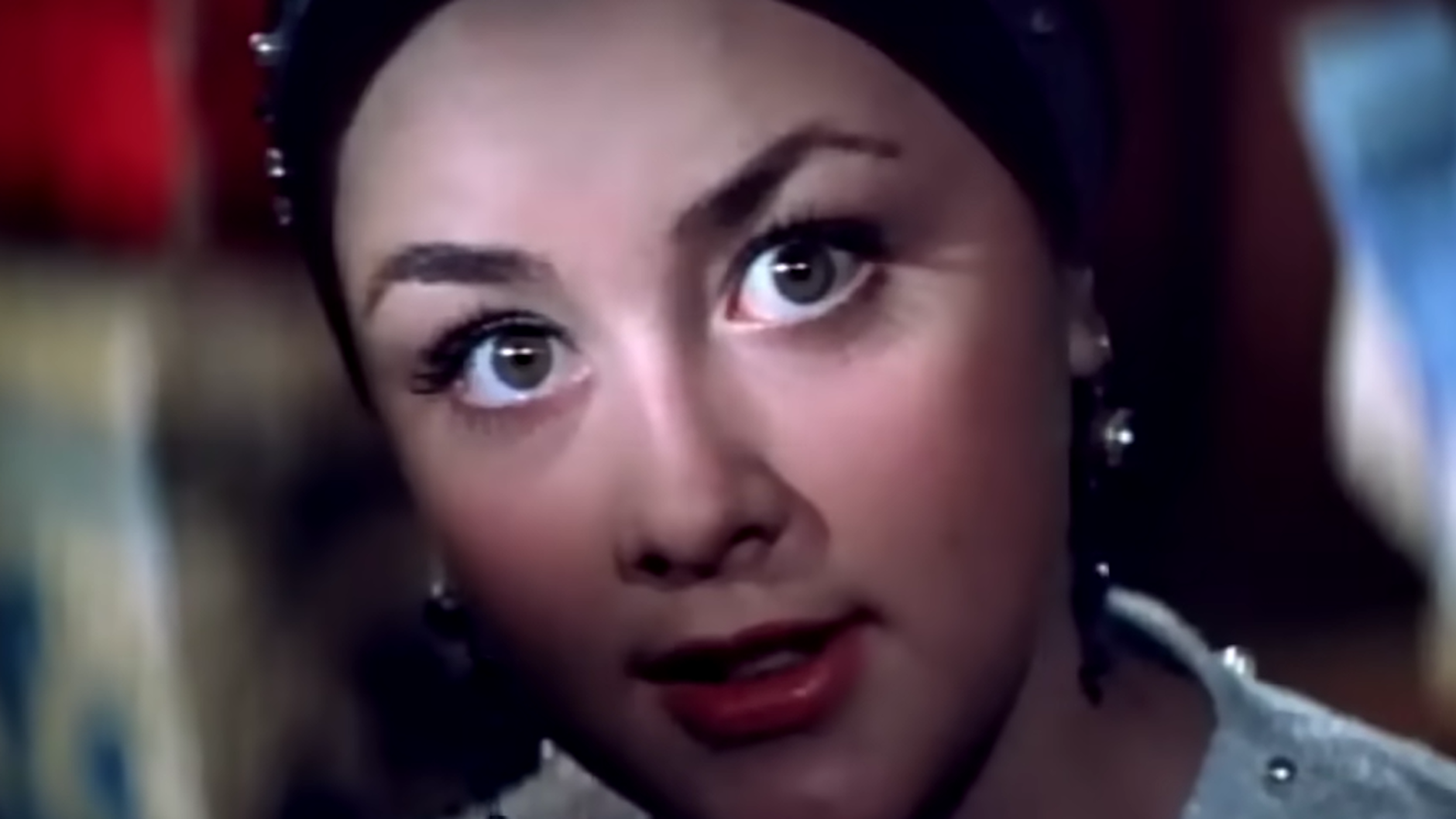 In diese Augen verliebten sich sicher viele Zuschauer: Tatjana Nikolajewna Kljujewa spielte die schöne Warwara im gleichnamigen Märchen aus Russland.