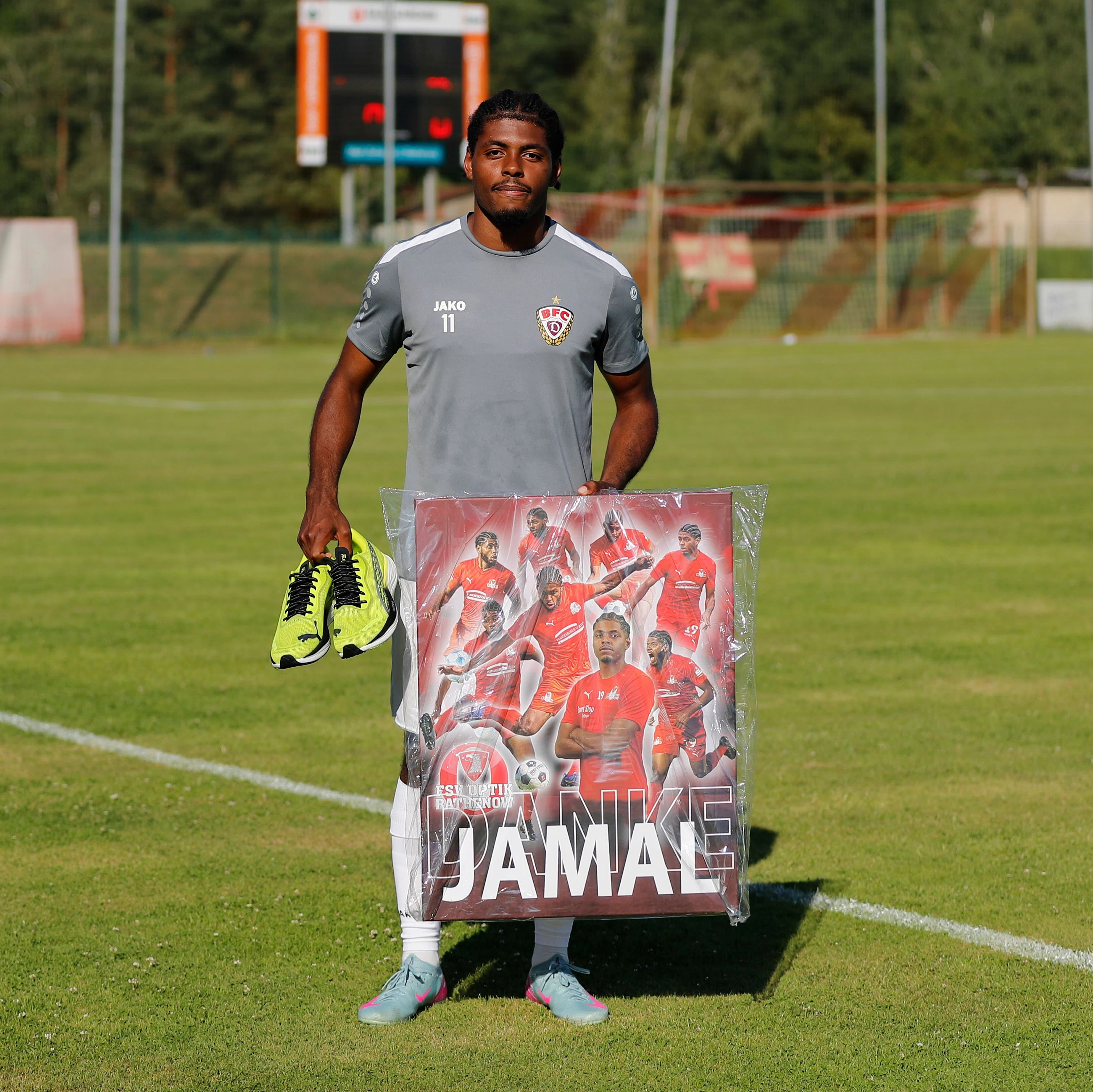 Jamal Rogero wird vor dem Anpfiff von seinem Ex-Klub Optik Rathenow herzlich verabschiedet.