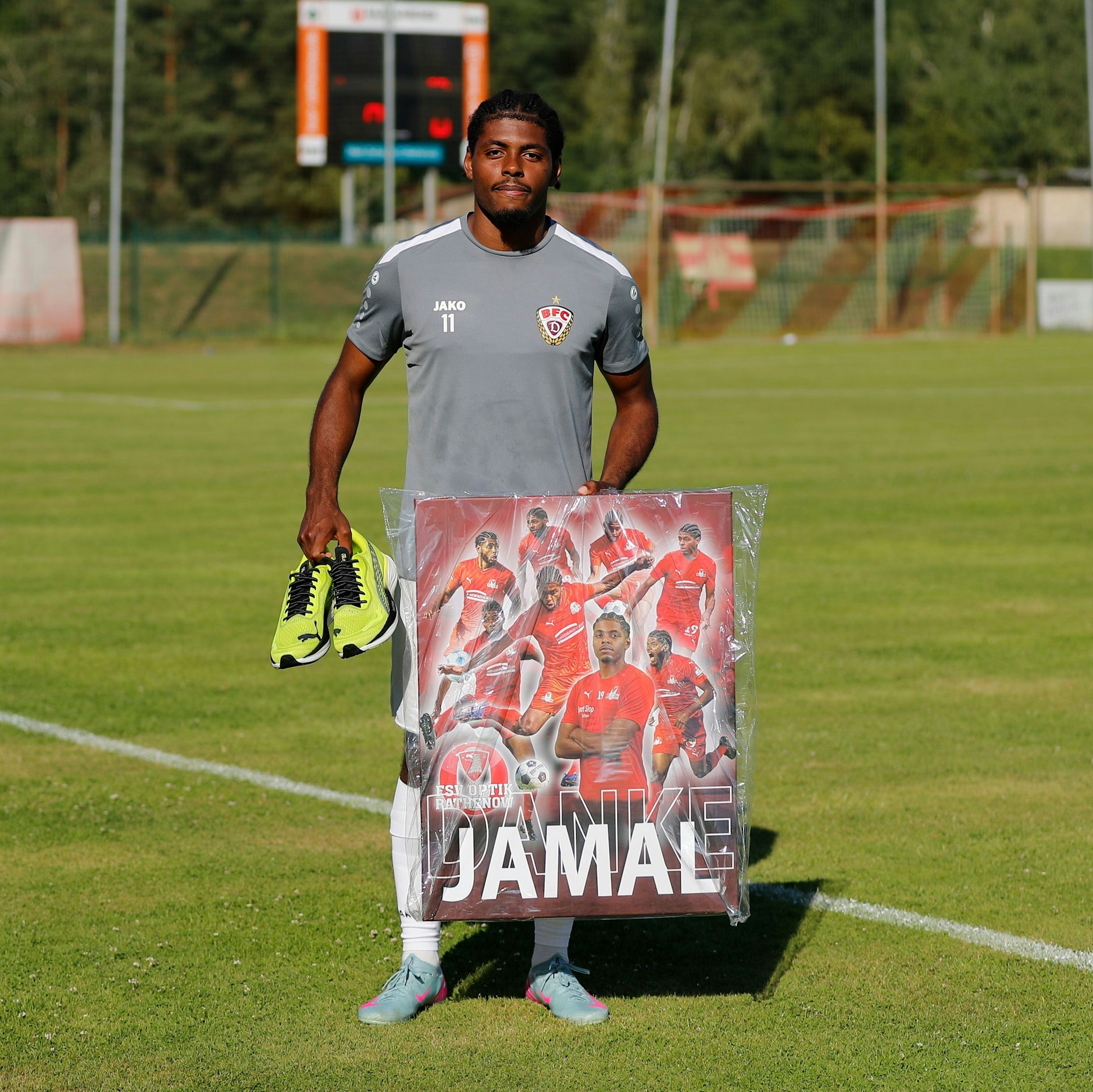 Jamal Rogero wird vor dem Anpfiff von seinem Ex-Klub Optik Rathenow herzlich verabschiedet.