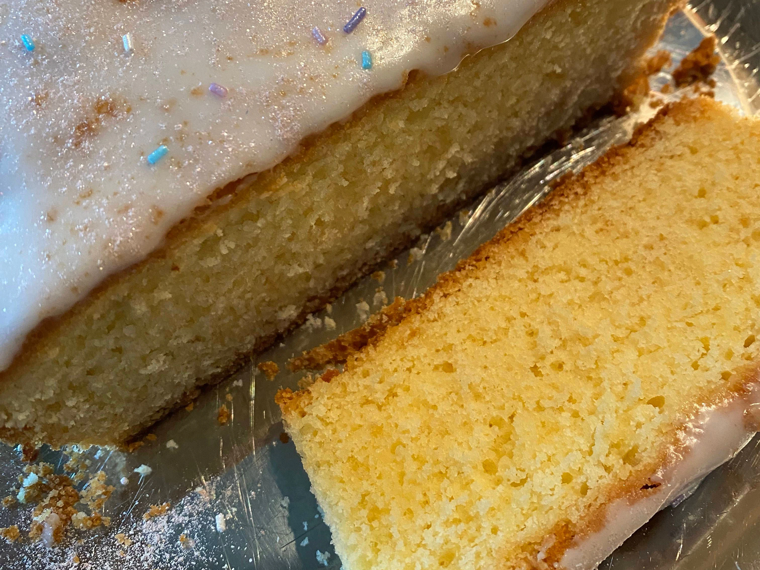 Vom Geschmack her erinnert der Emilienkuchen aus der DDR an klassischen Zitronenkuchen. Allerdings ist er, je nach verwendeten Zutaten, auch etwas süffiger. Warum? Das lesen Sie im Rezept.