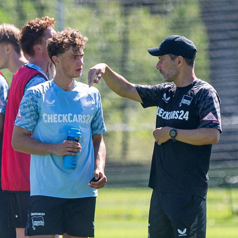 Hertha-Trainer Stefan Leitl im Gespräch mit Maurice Krattenmacher.