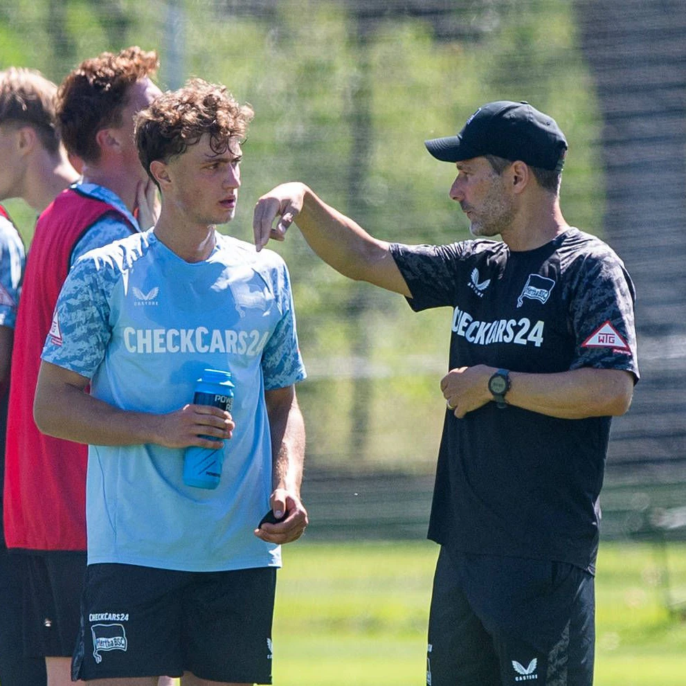 Hertha-Trainer Stefan Leitl im Gespräch mit Maurice Krattenmacher.