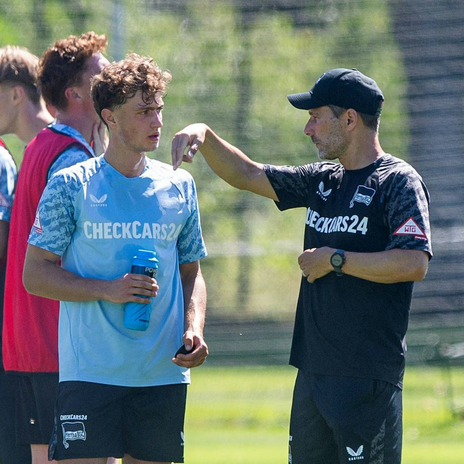 Hertha-Trainer Stefan Leitl im Gespräch mit Maurice Krattenmacher.