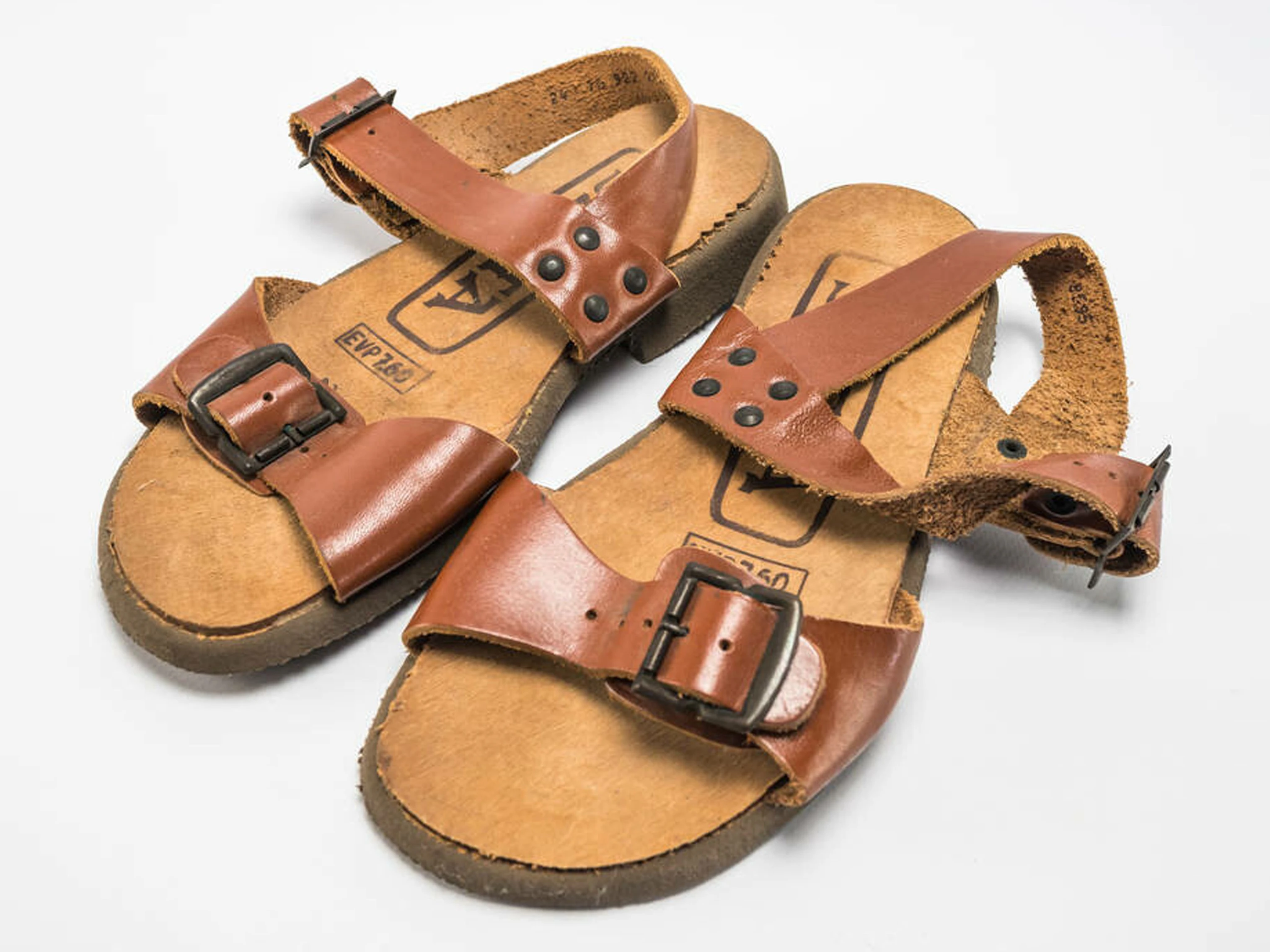 Auch diese Sandalen von Siesta hatten zu DDR-Zeiten viele - sie waren ständige Begleiter nicht nur im Sommerurlaub.