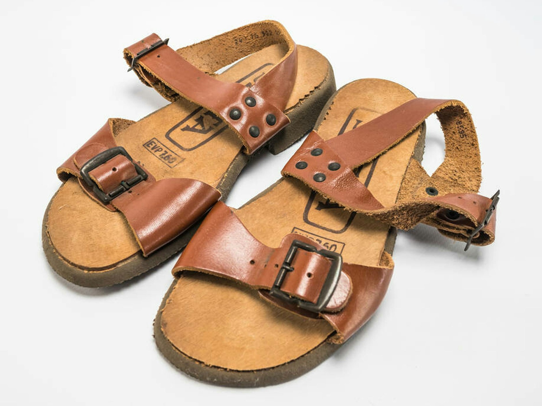 Auch diese Sandalen von Siesta hatten zu DDR-Zeiten viele - sie waren ständige Begleiter nicht nur im Sommerurlaub.
